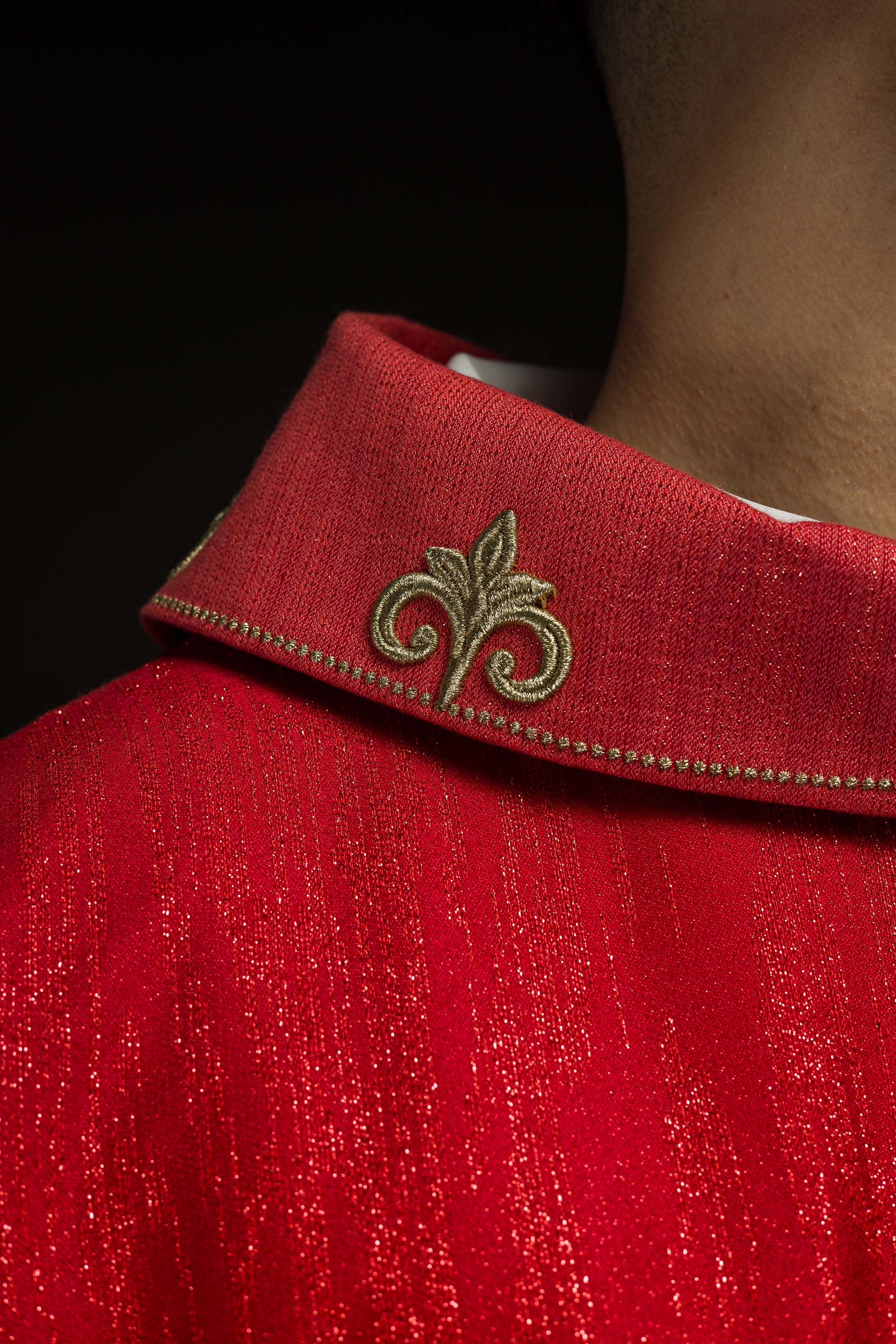 Red liturgical chasuble with embroidered cross on decorative fabric - CHASUBLES.COM