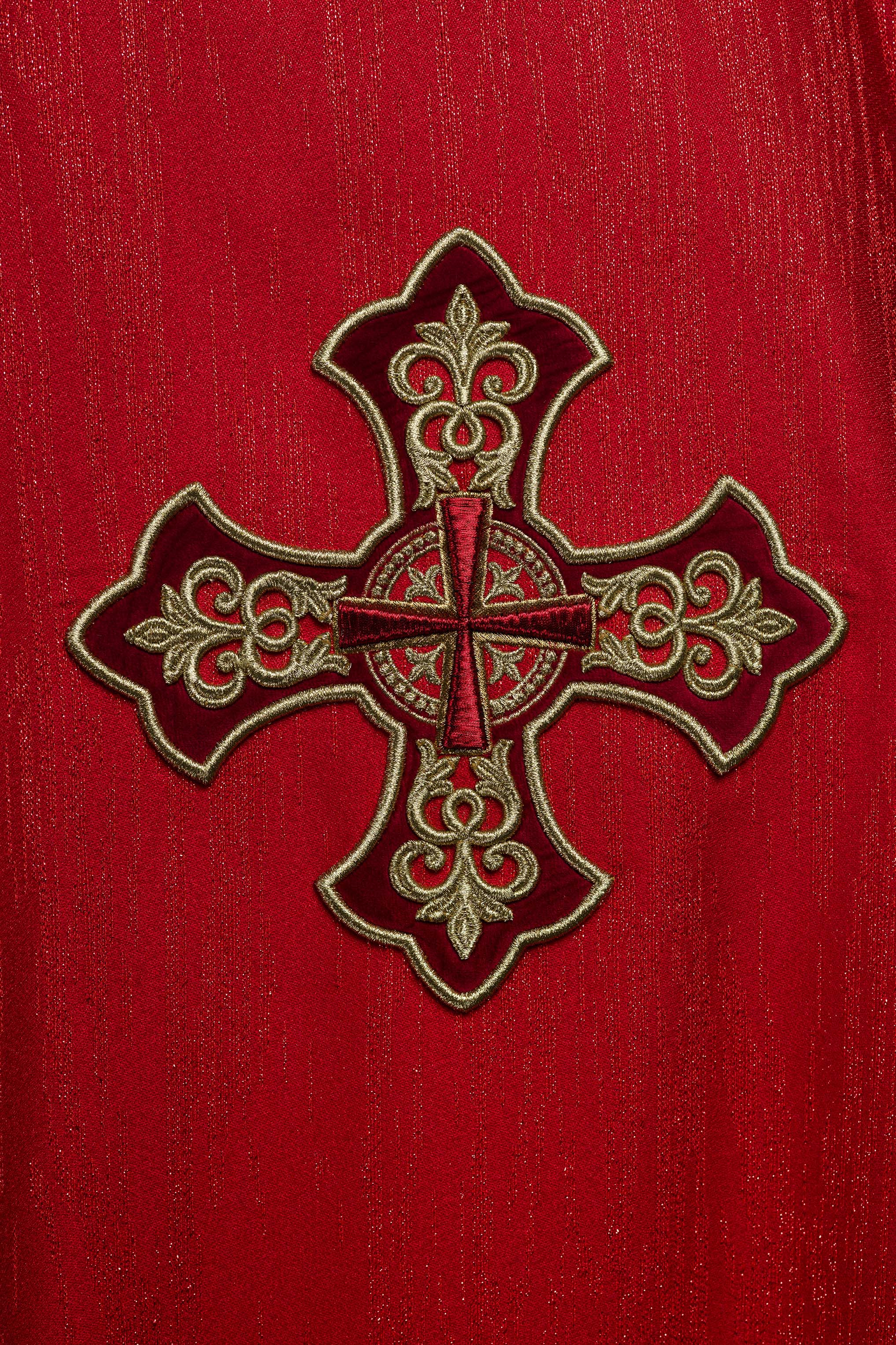 Red liturgical chasuble with embroidered cross on decorative fabric - CHASUBLES.COM