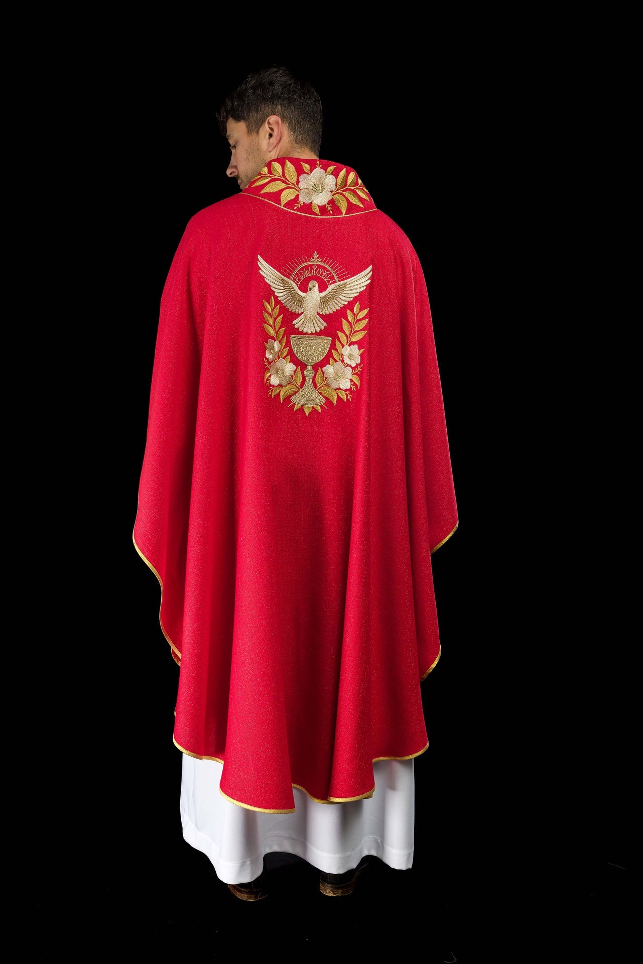 Czerwony ornat z haftowanym kołnierzem i symbolem Ducha Świętego - CHASUBLES.COM