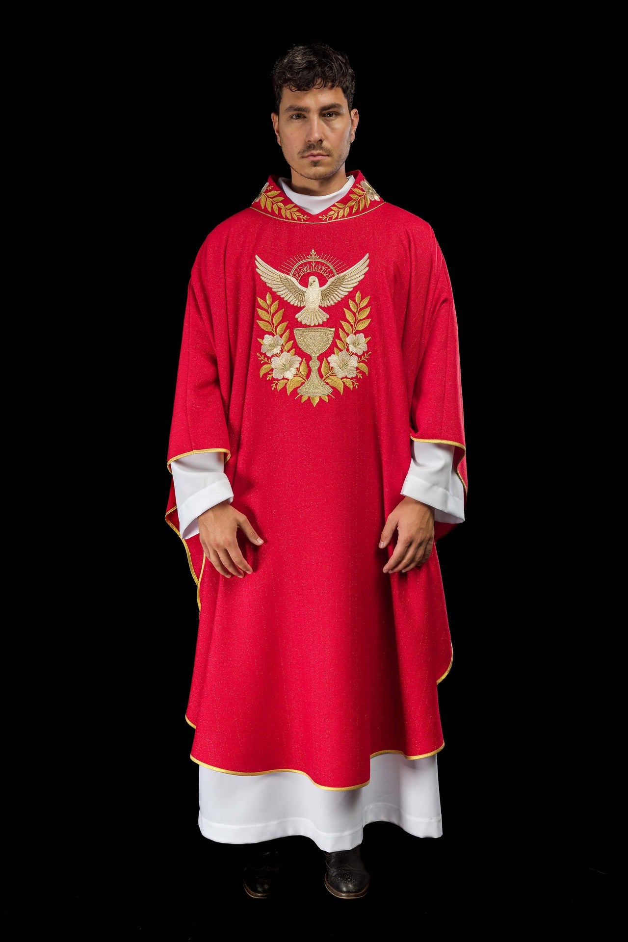 Czerwony ornat z haftowanym kołnierzem i symbolem Ducha Świętego - CHASUBLES.COM