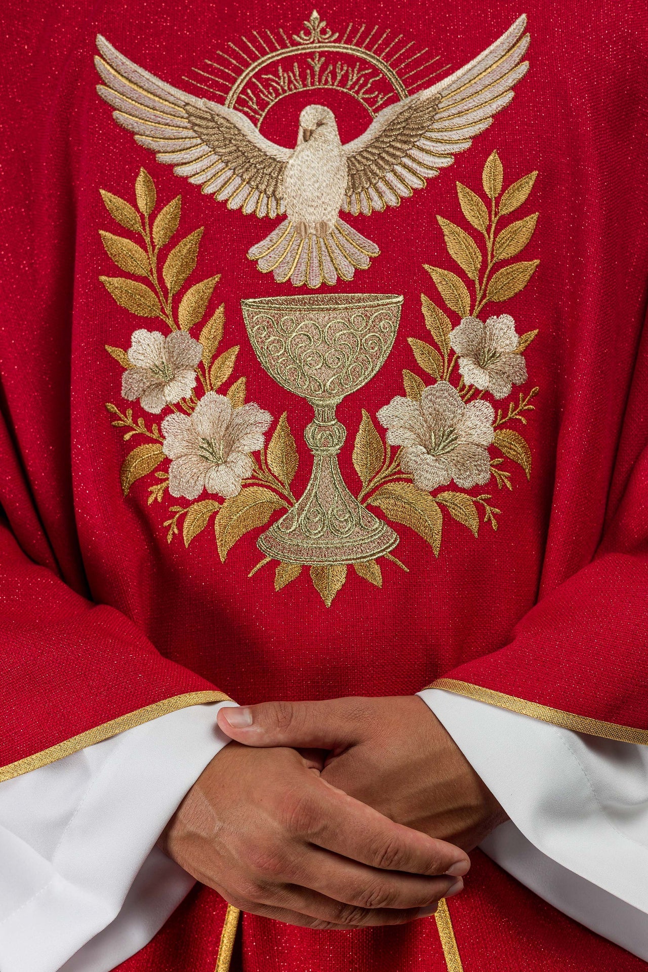 Czerwony ornat z haftowanym kołnierzem i symbolem Ducha Świętego - CHASUBLES.COM