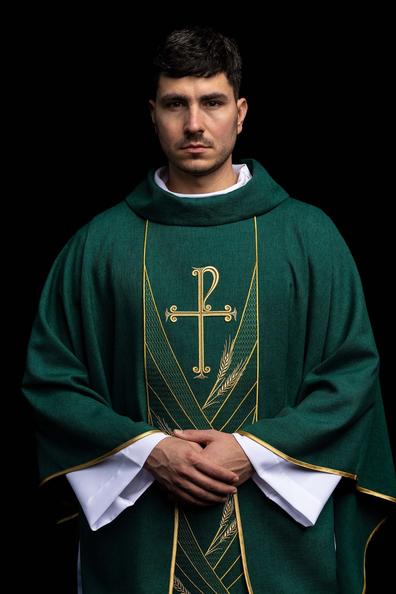 Ornat w kolorze zielonym z haftowanym pasem Pax - CHASUBLES.COM