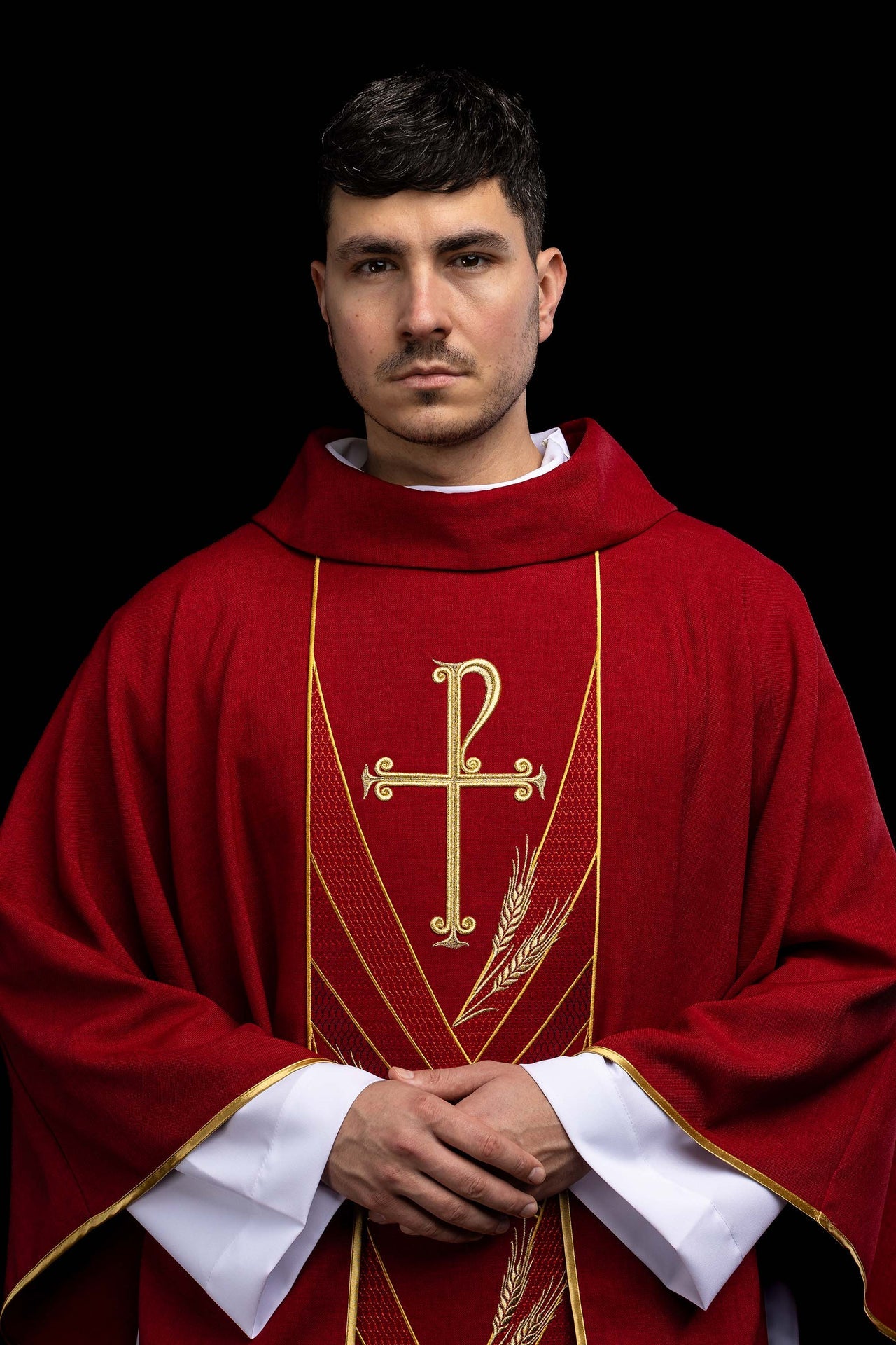 Ornat w kolorze czerwonym z haftowanym pasem Pax - CHASUBLES.COM