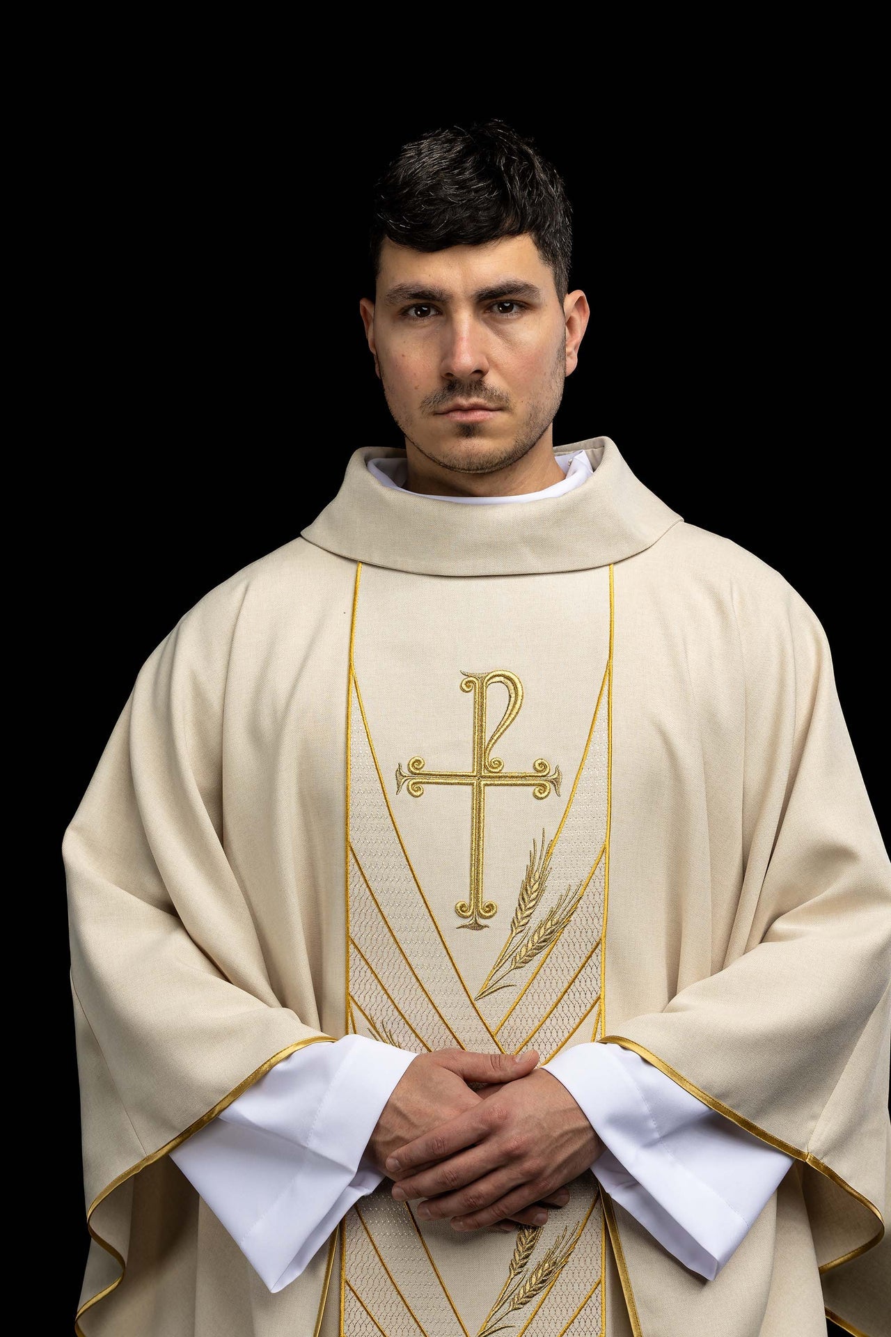 Ornat w kolorze ecru z haftowanym pasem Pax - CHASUBLES.COM