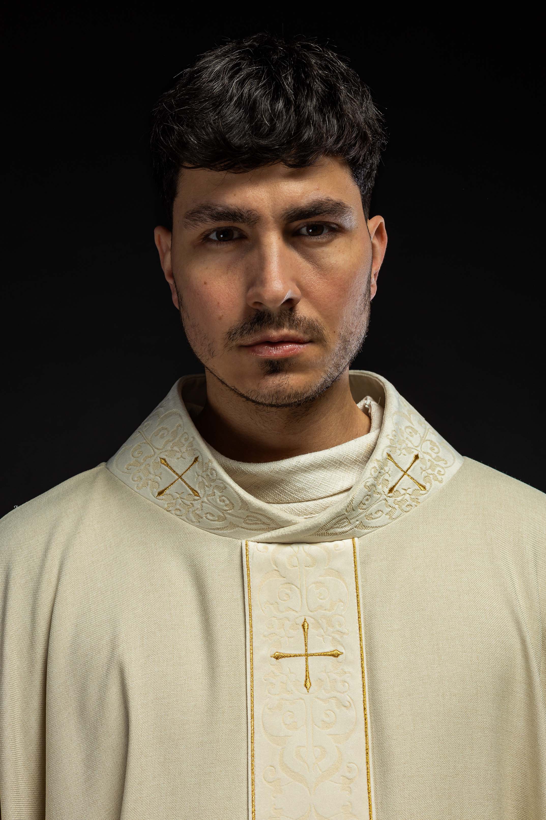 Chasuble in ecru color with an embroidered band and collar decorated with crosses - CHASUBLES.COM