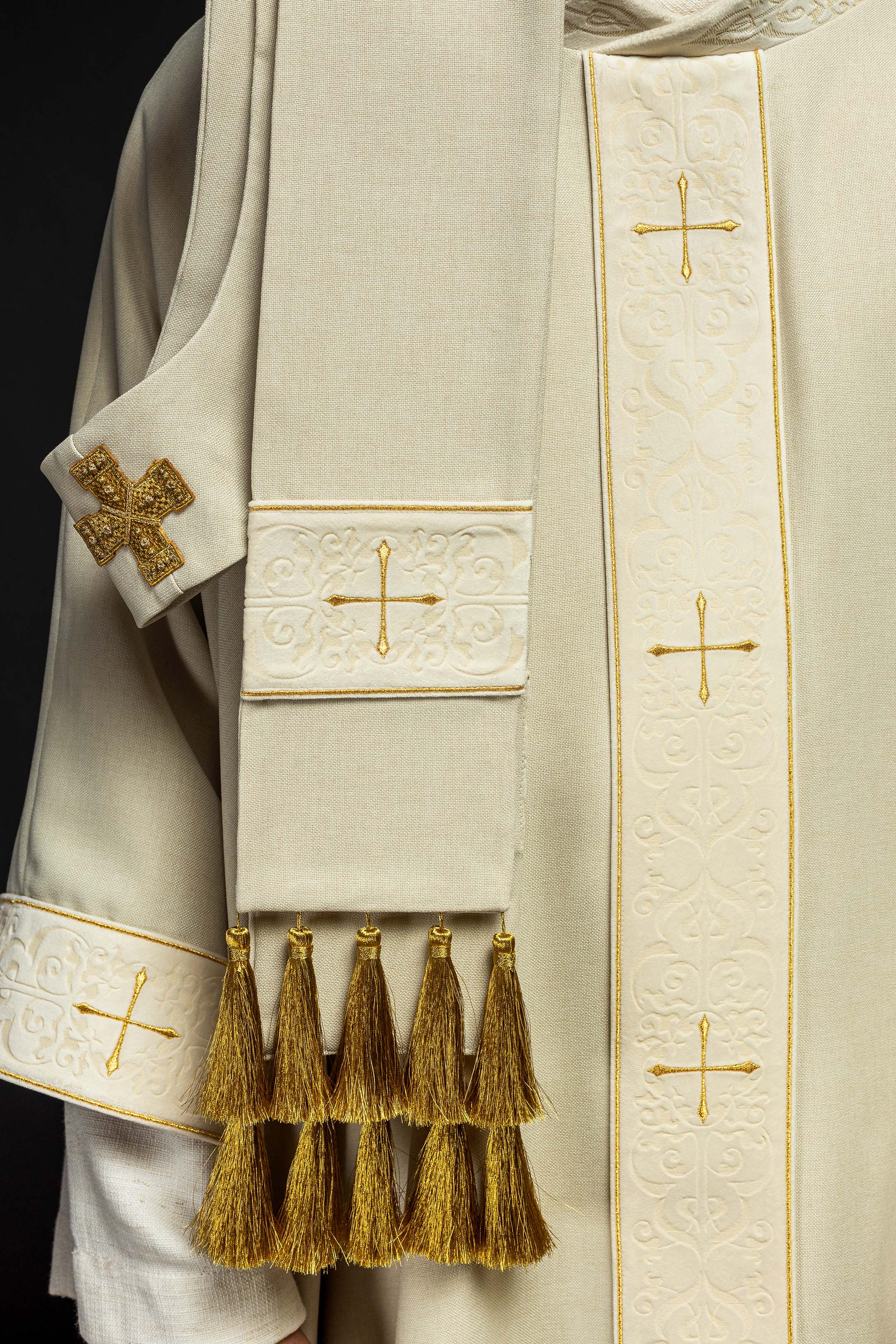 Chasuble in ecru color with an embroidered band and collar decorated with crosses - CHASUBLES.COM