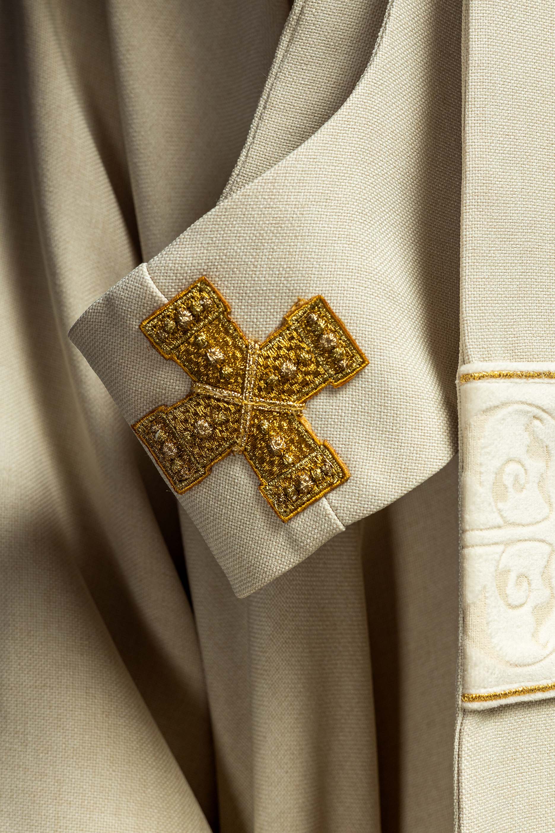 Chasuble in ecru color with an embroidered band and collar decorated with crosses - CHASUBLES.COM