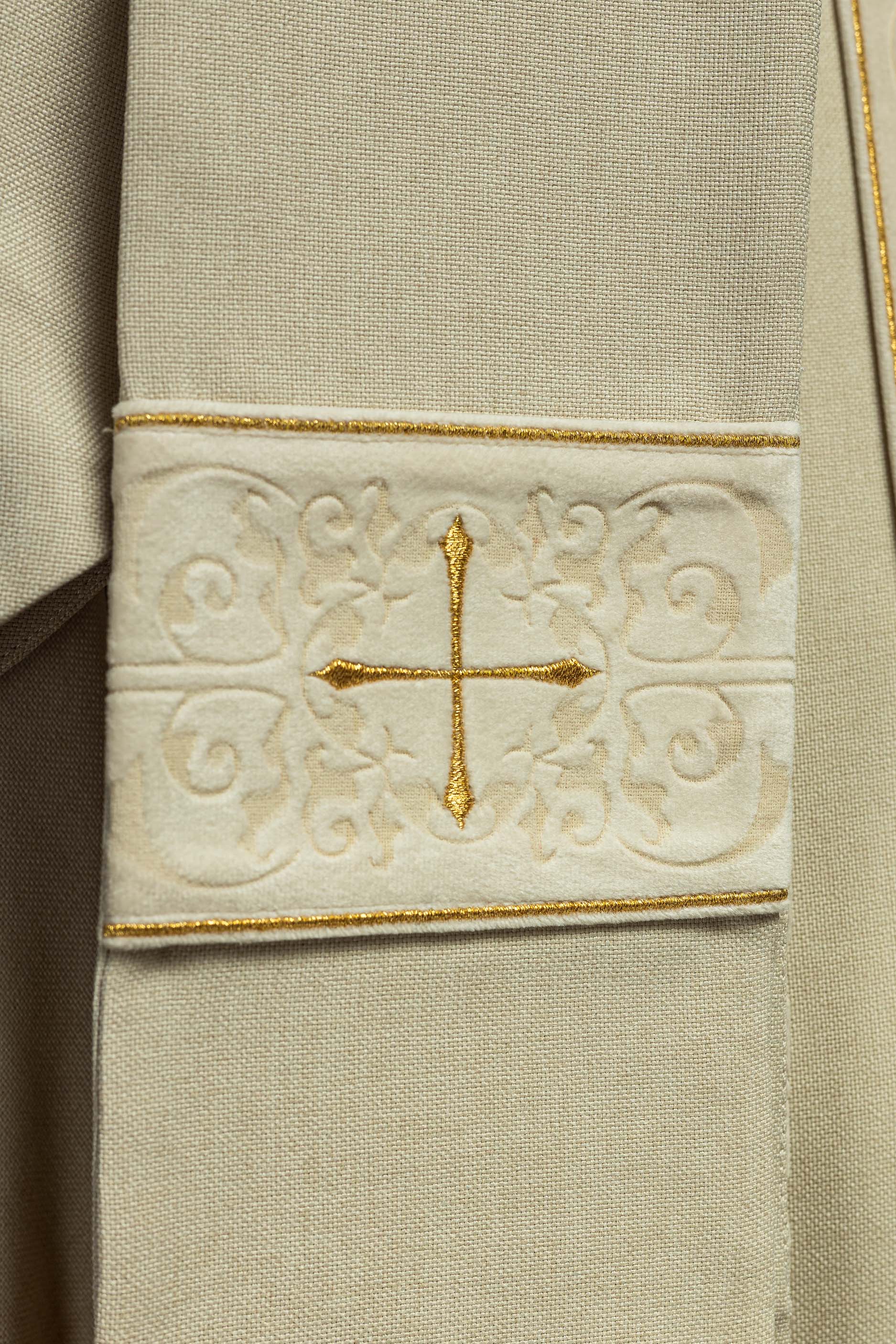 Chasuble in ecru color with an embroidered band and collar decorated with crosses - CHASUBLES.COM
