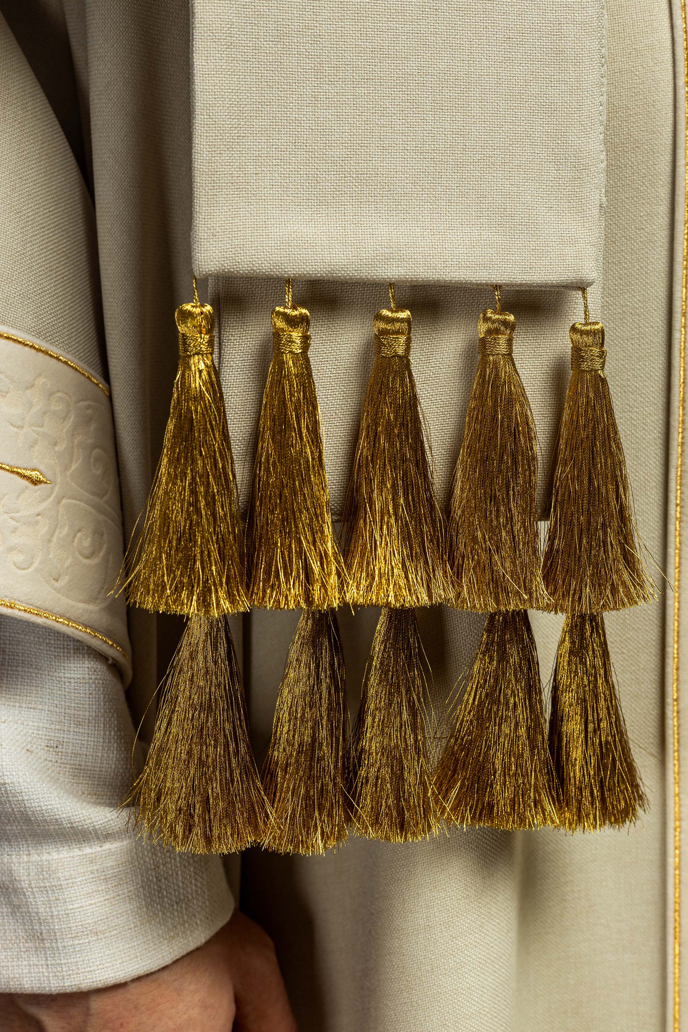 Chasuble in ecru color with an embroidered band and collar decorated with crosses - CHASUBLES.COM