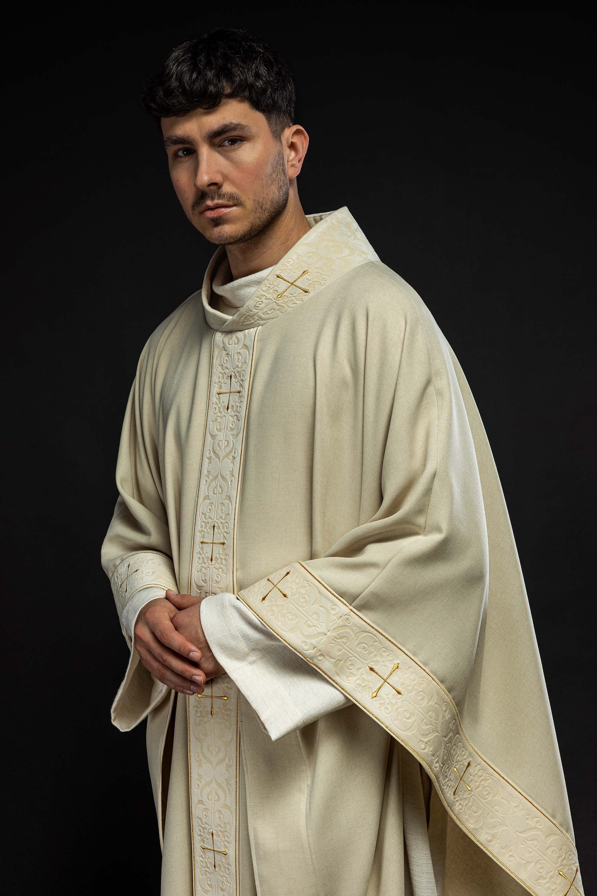 Chasuble in ecru color with an embroidered band and collar decorated with crosses - CHASUBLES.COM