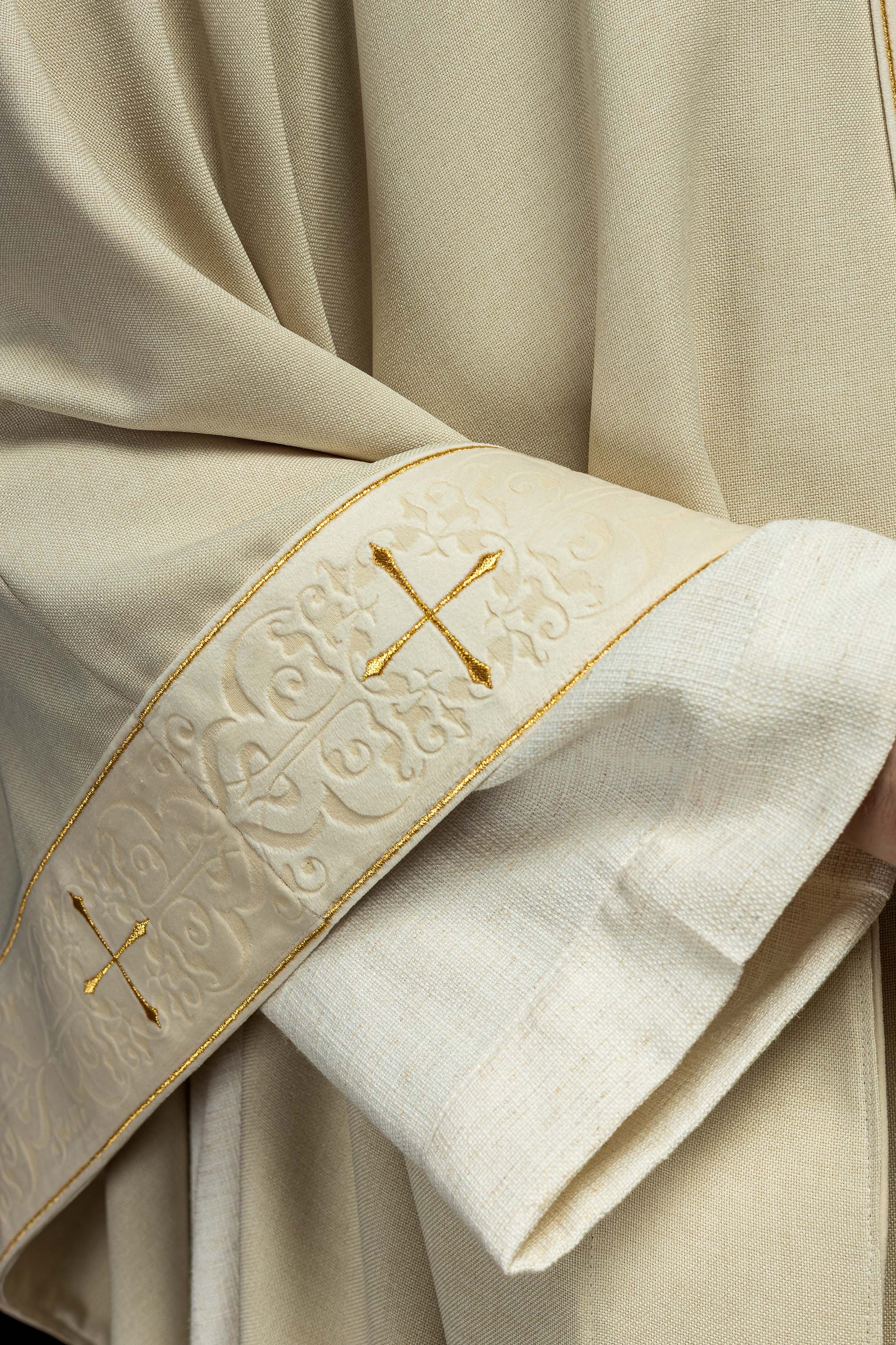 Chasuble in ecru color with an embroidered band and collar decorated with crosses - CHASUBLES.COM
