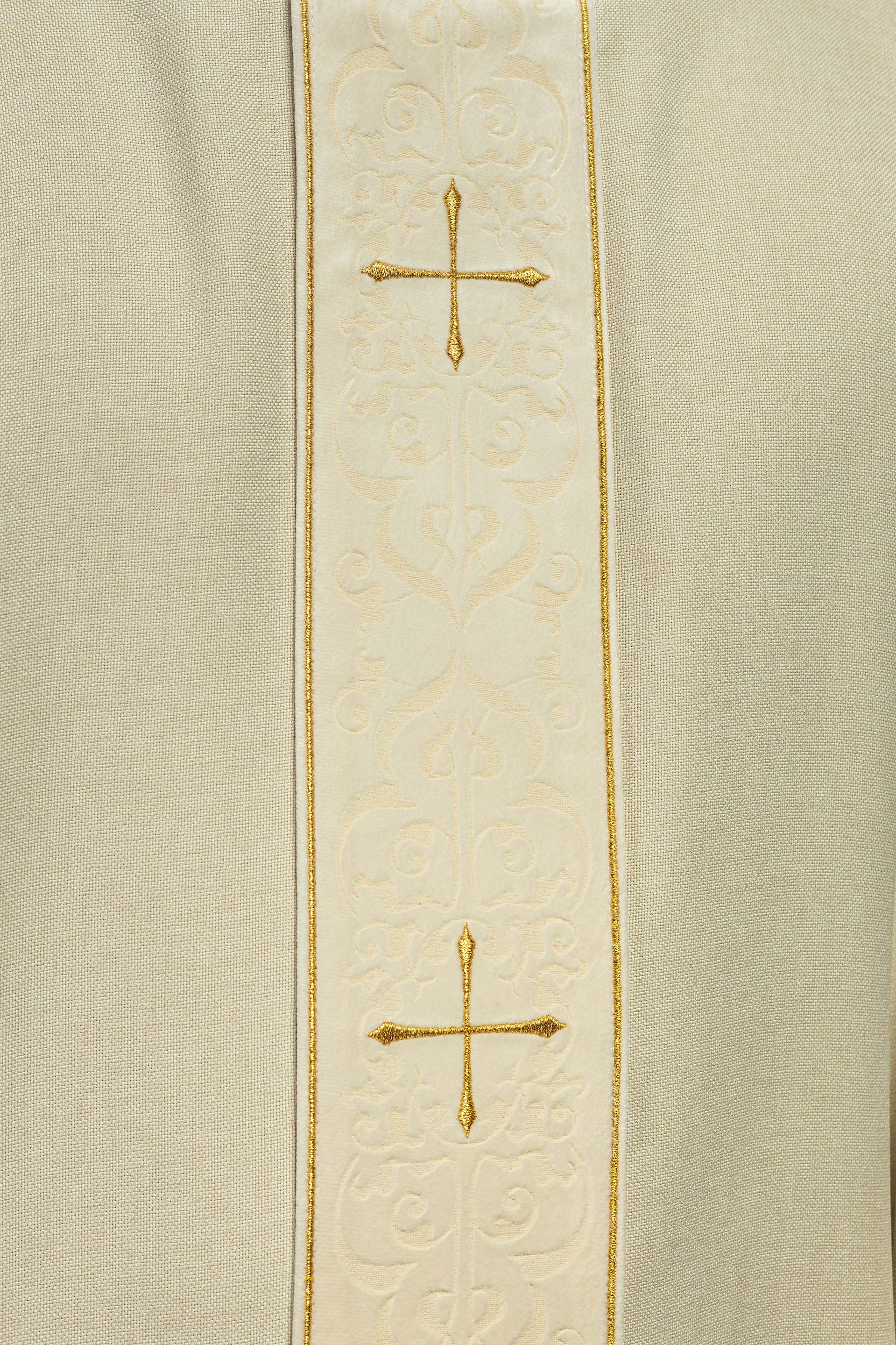 Chasuble in ecru color with an embroidered band and collar decorated with crosses - CHASUBLES.COM