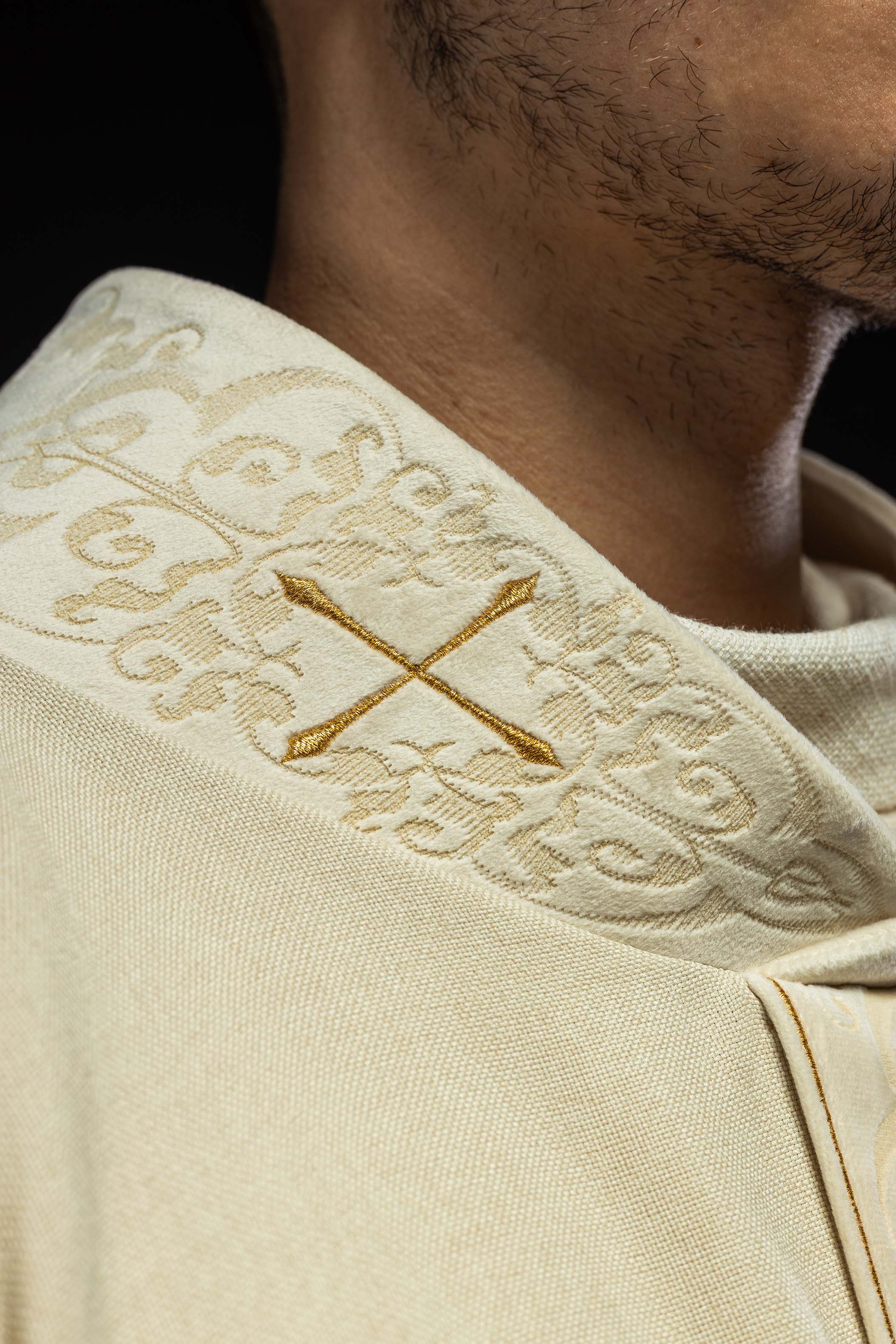 Chasuble in ecru color with an embroidered band and collar decorated with crosses - CHASUBLES.COM