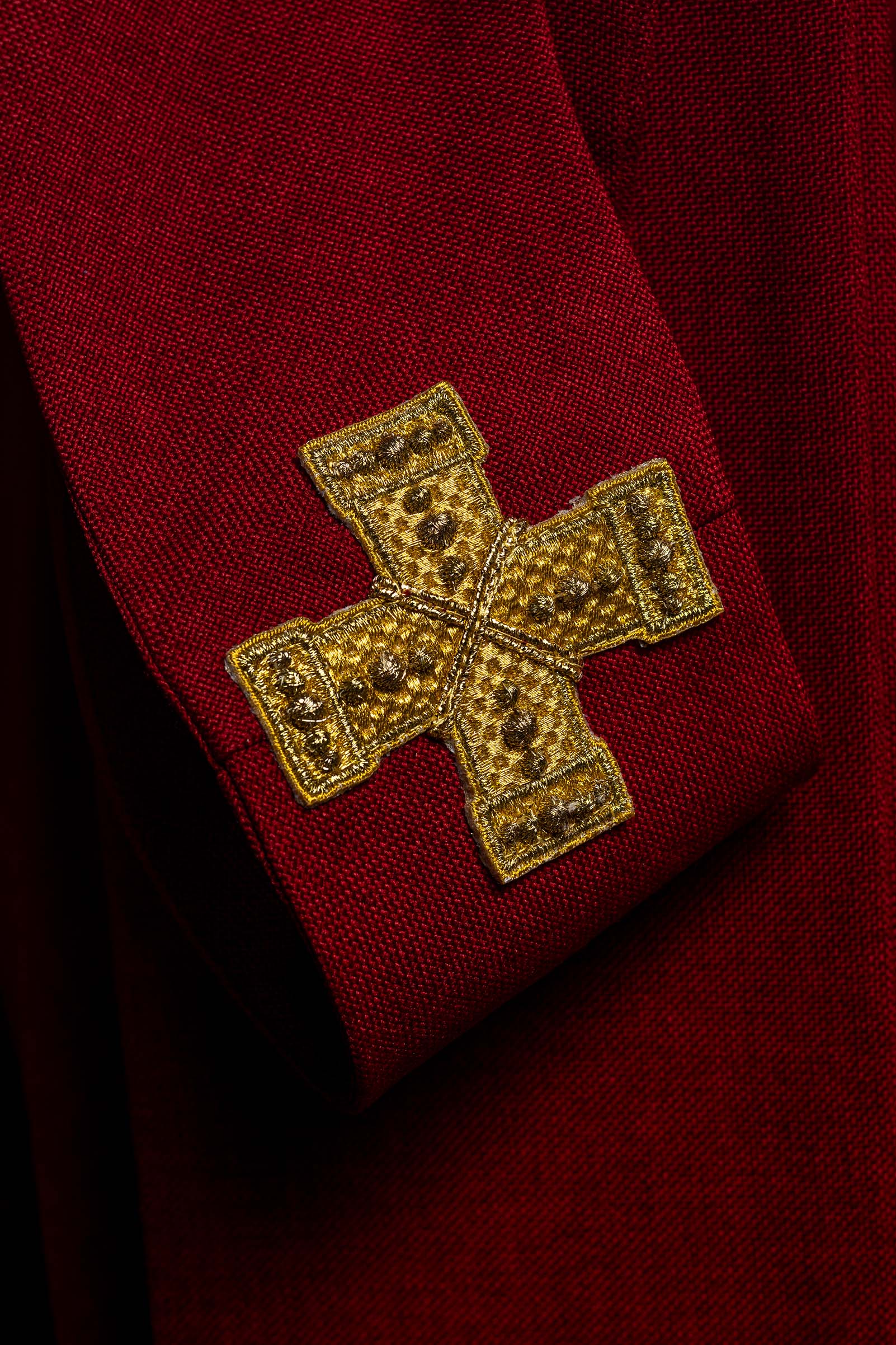 Red chasuble with an embroidered band of crosses - CHASUBLES.COM