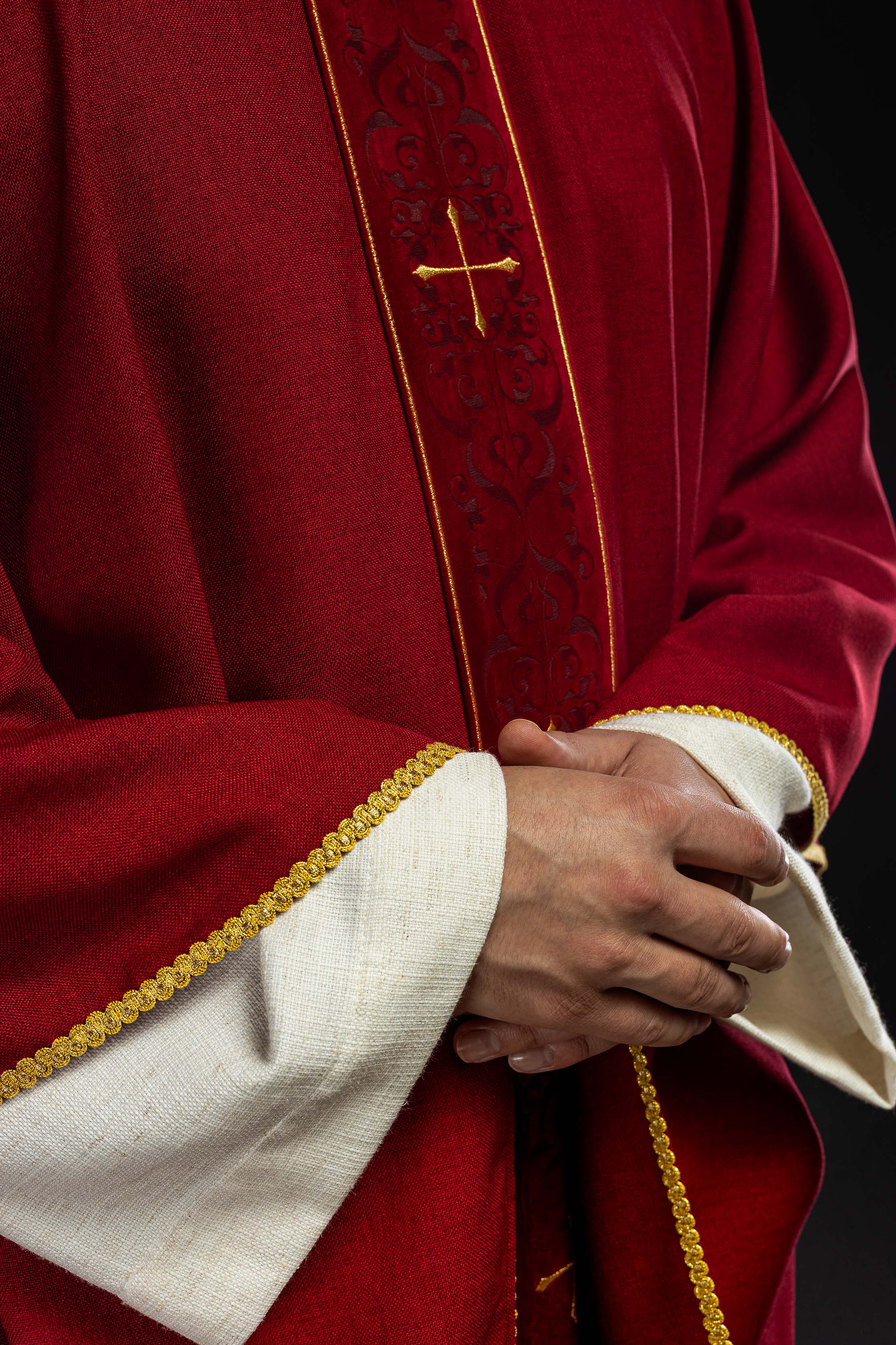 Red chasuble with an embroidered band of crosses - CHASUBLES.COM