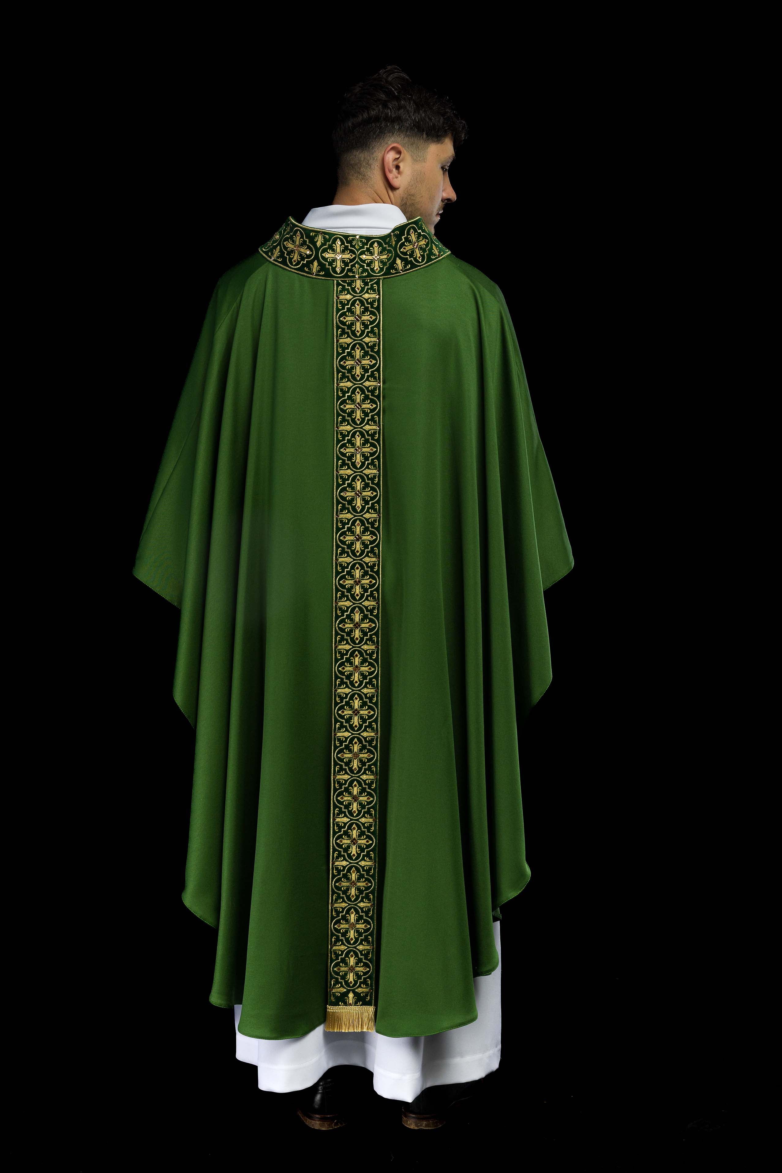 Green chasuble adorned with stones and a narrow band - CHASUBLES.COM