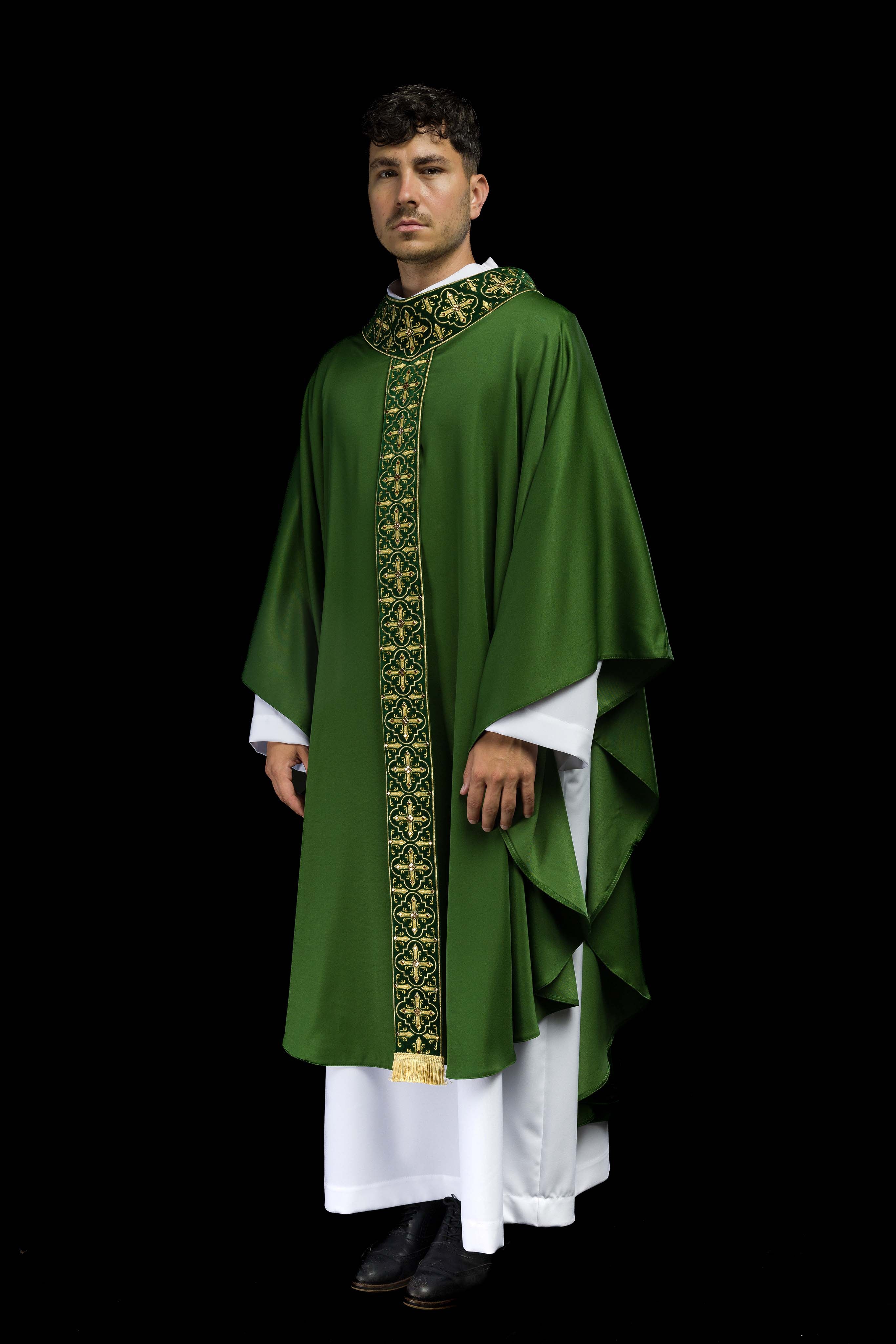Green chasuble adorned with stones and a narrow band - CHASUBLES.COM