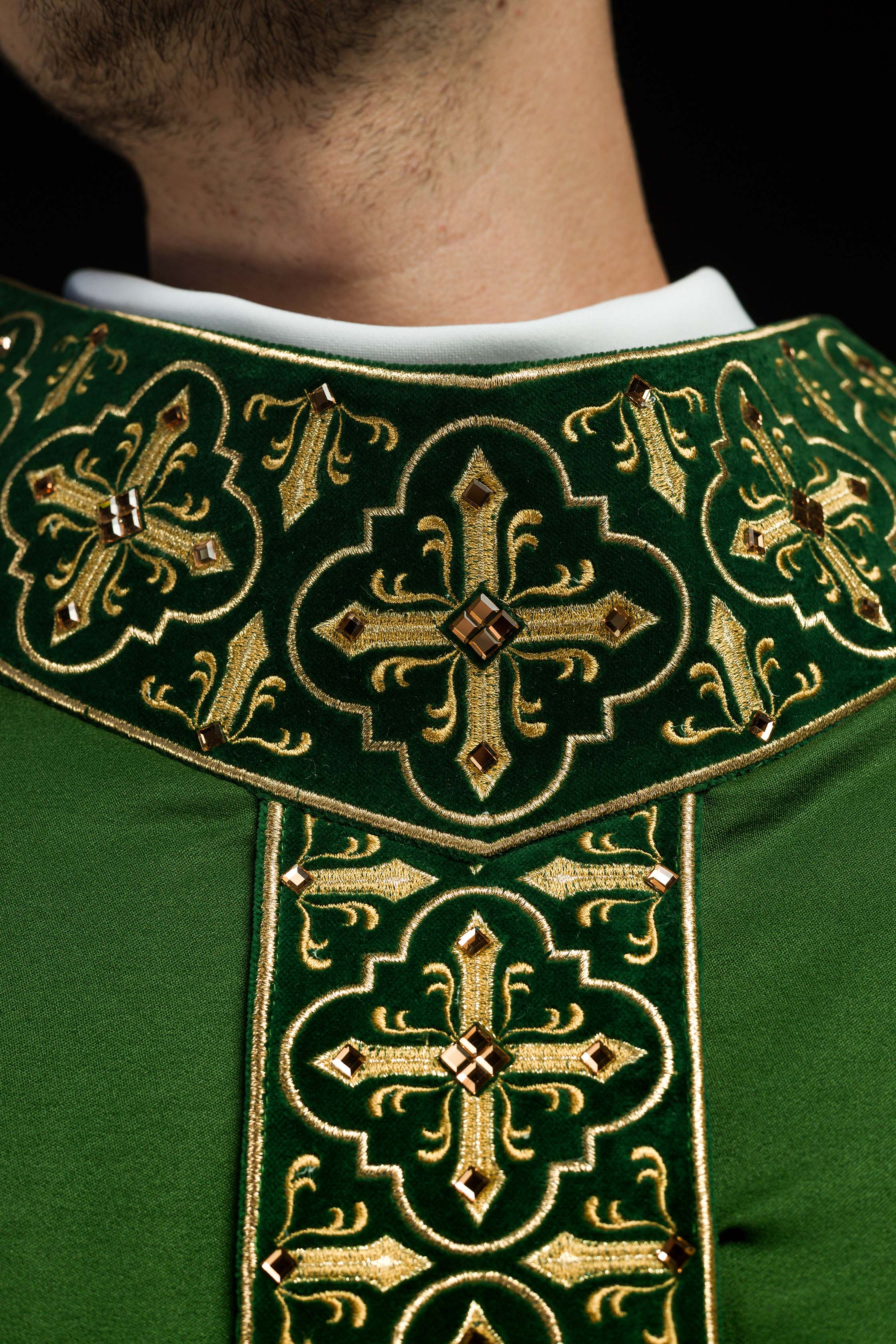 Green chasuble adorned with stones and a narrow band - CHASUBLES.COM