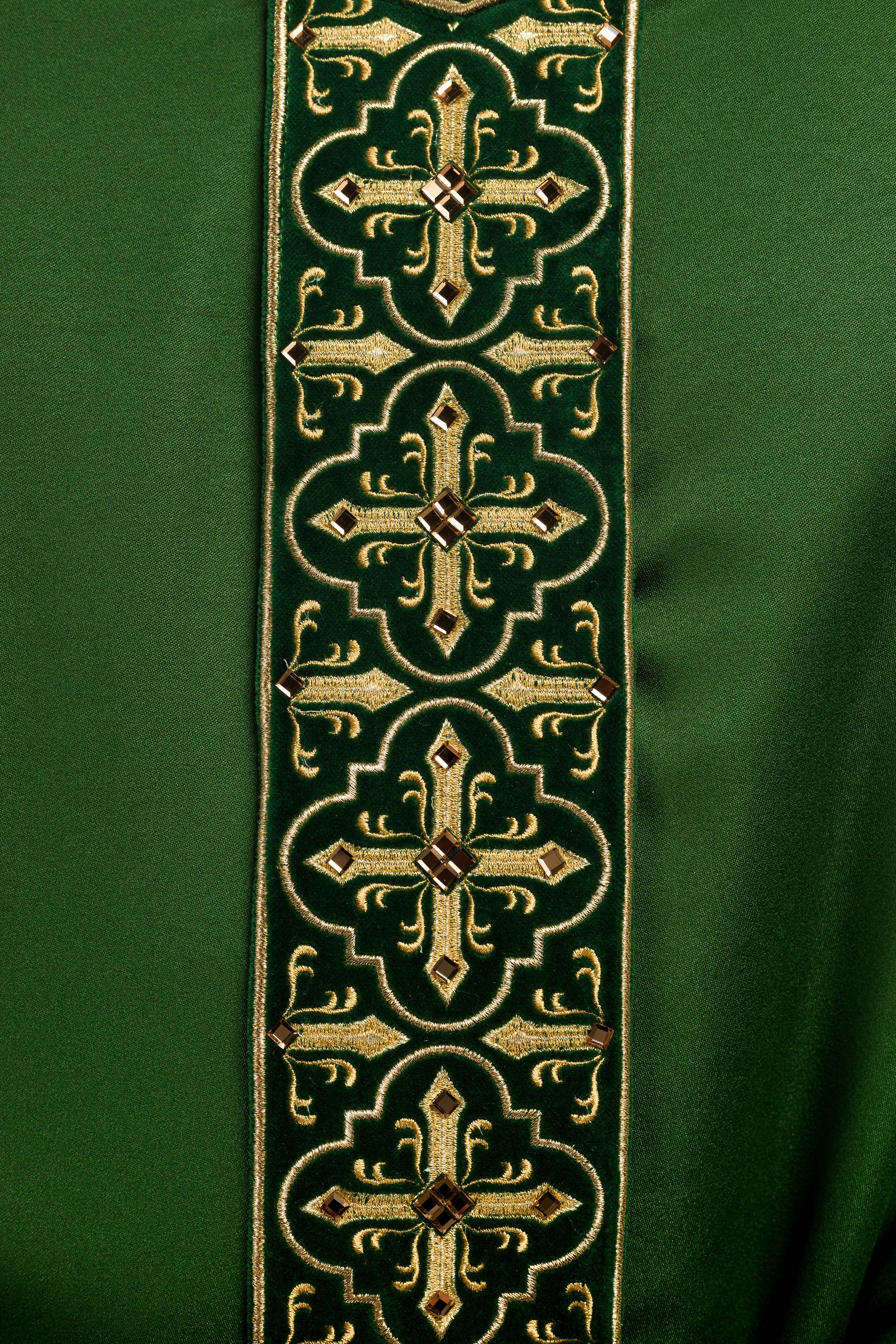 Green chasuble adorned with stones and a narrow band - CHASUBLES.COM