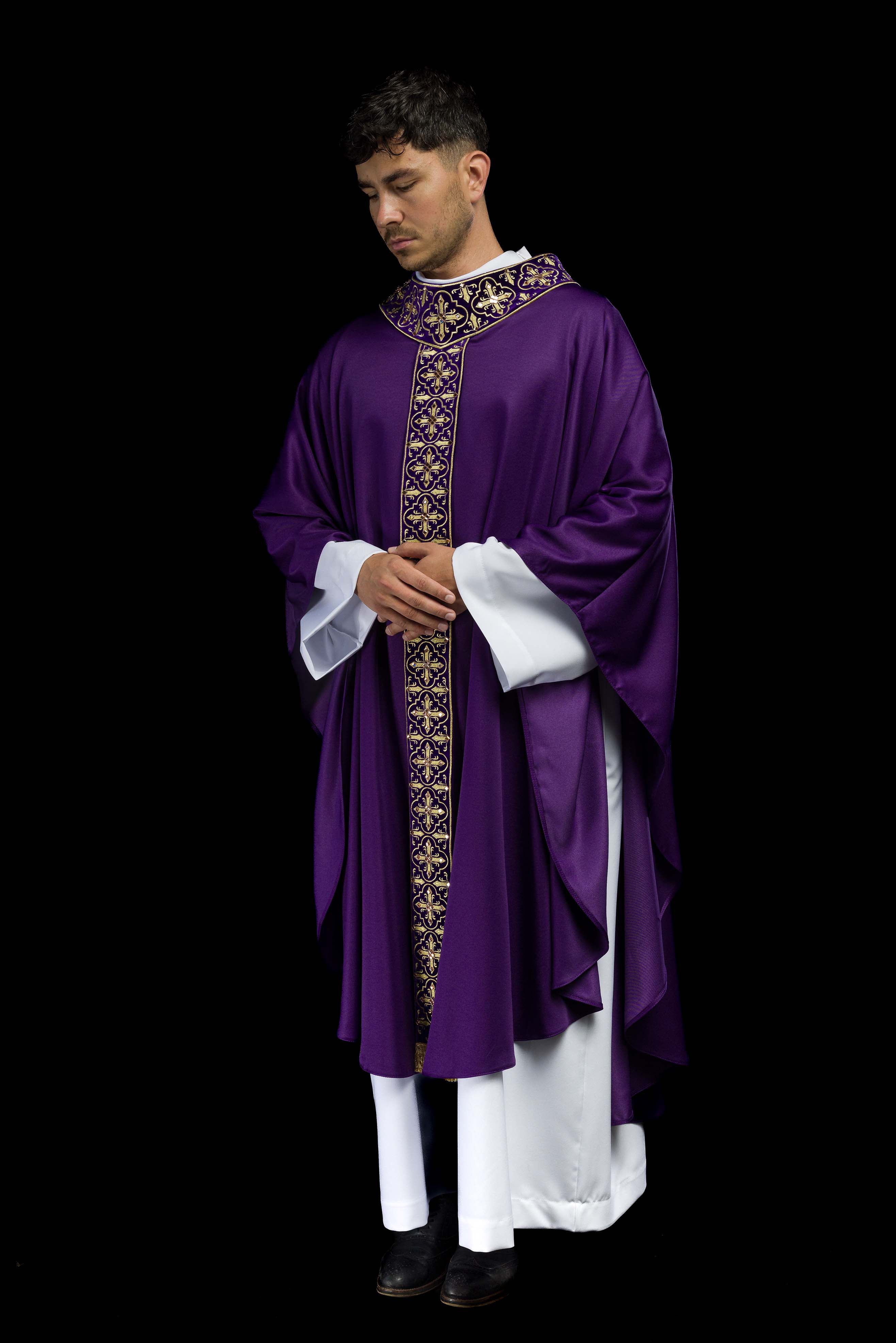 Purple chasuble adorned with stones and a narrow band - CHASUBLES.COM