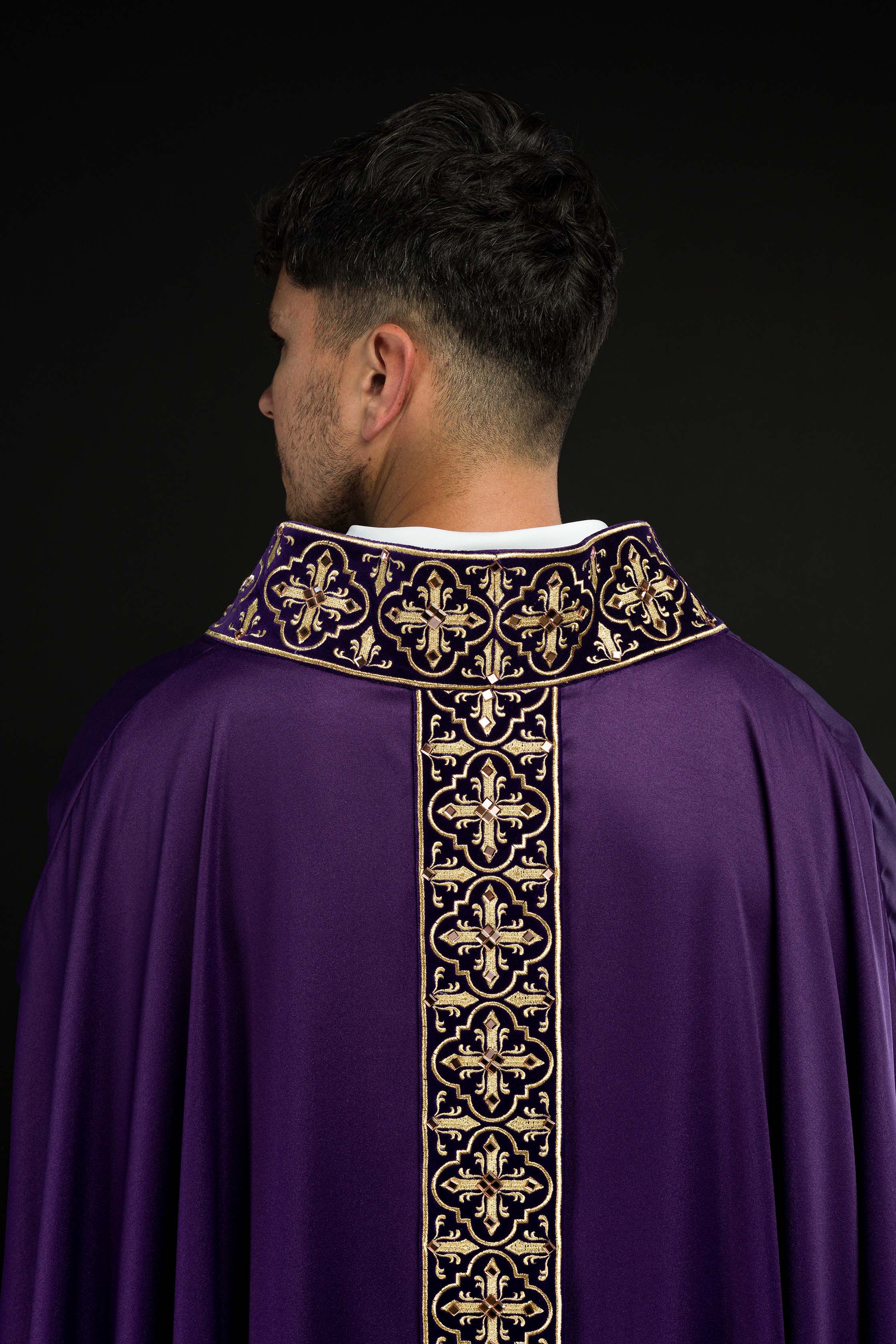 Purple chasuble adorned with stones and a narrow band - CHASUBLES.COM