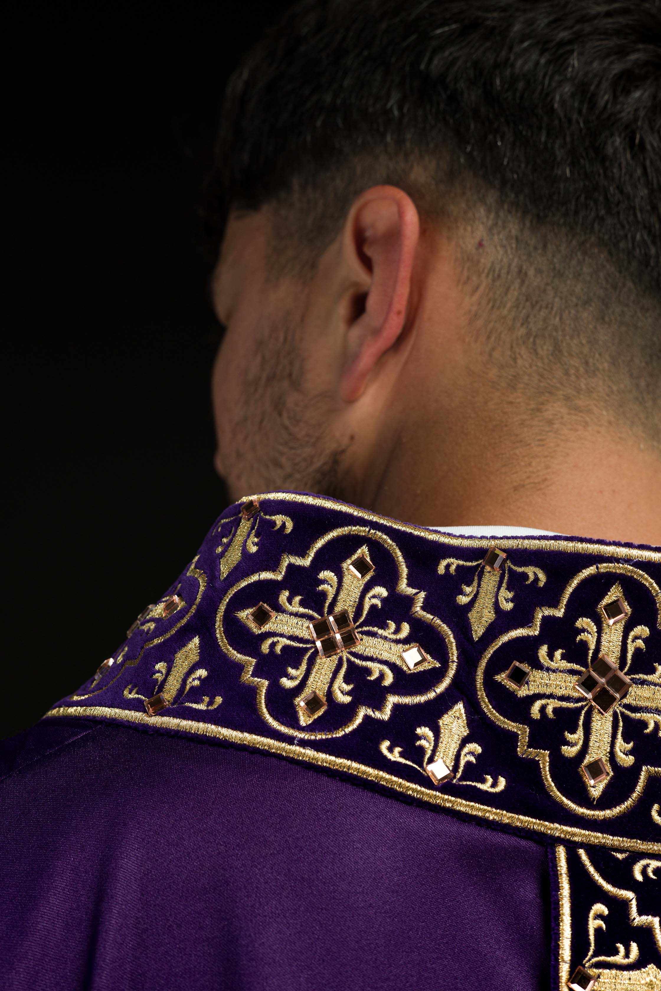 Purple chasuble adorned with stones and a narrow band - CHASUBLES.COM