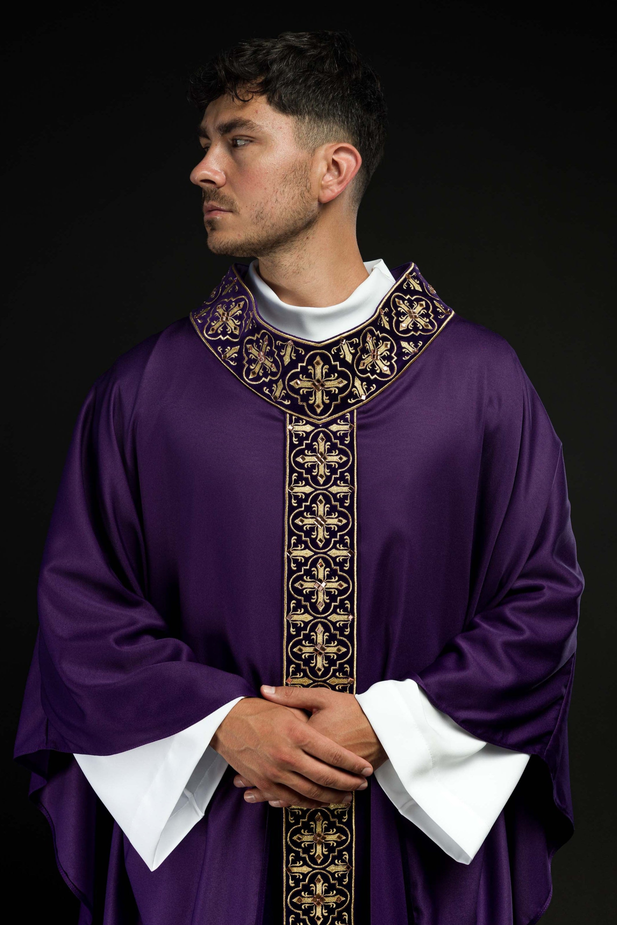 Purple chasuble adorned with stones and a narrow band - CHASUBLES.COM