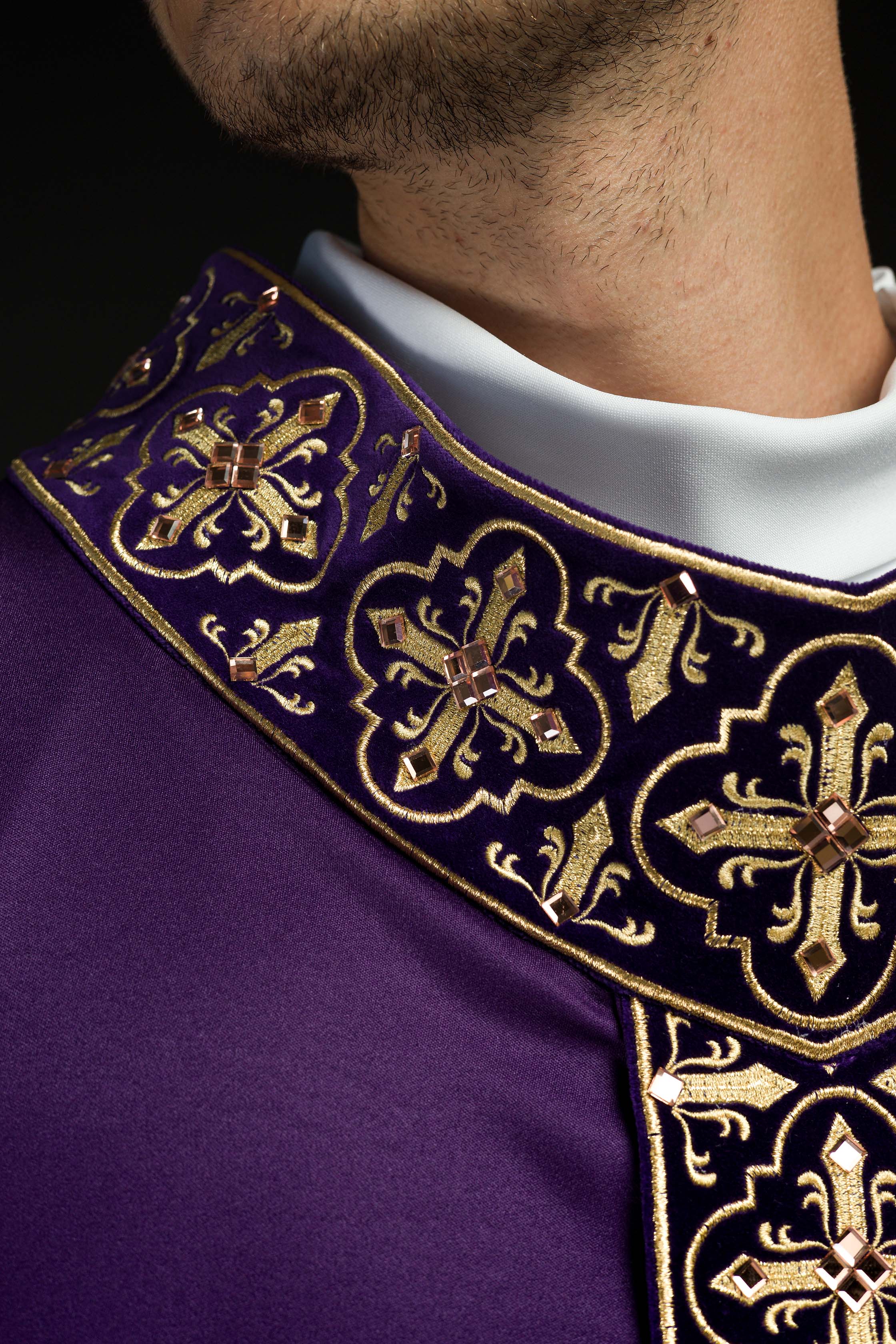 Purple chasuble adorned with stones and a narrow band - CHASUBLES.COM