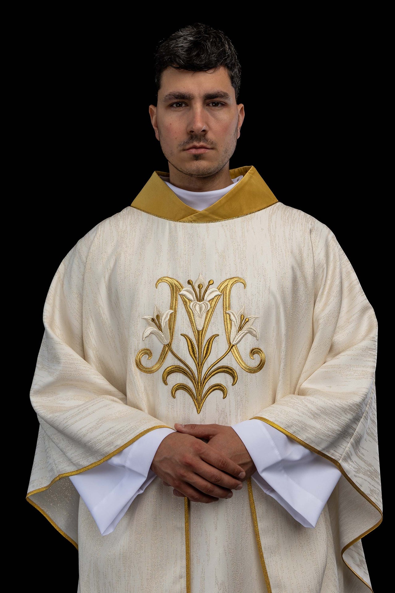 Embroidered ecru chasuble with a Marian motif