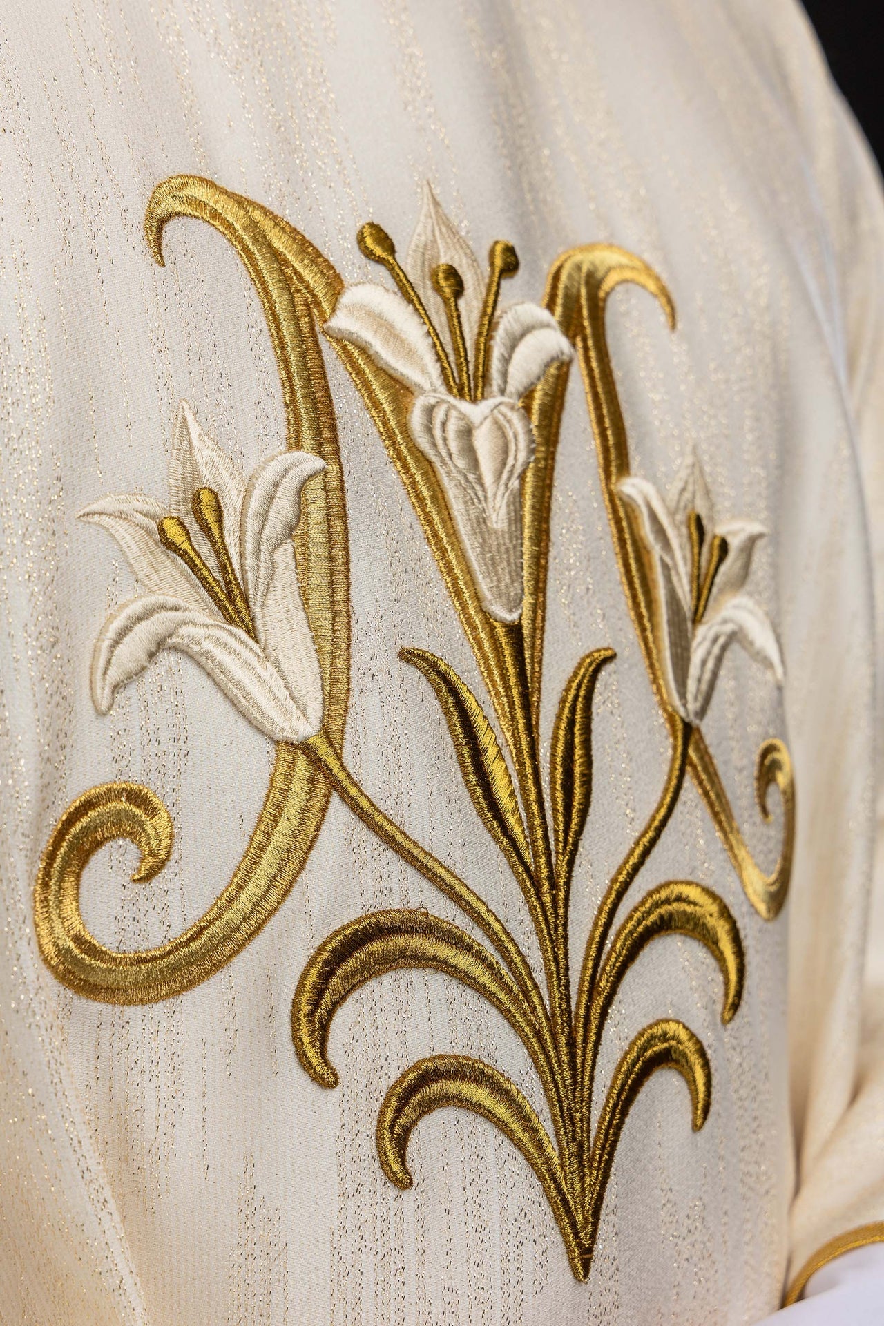 Embroidered ecru chasuble with a Marian motif