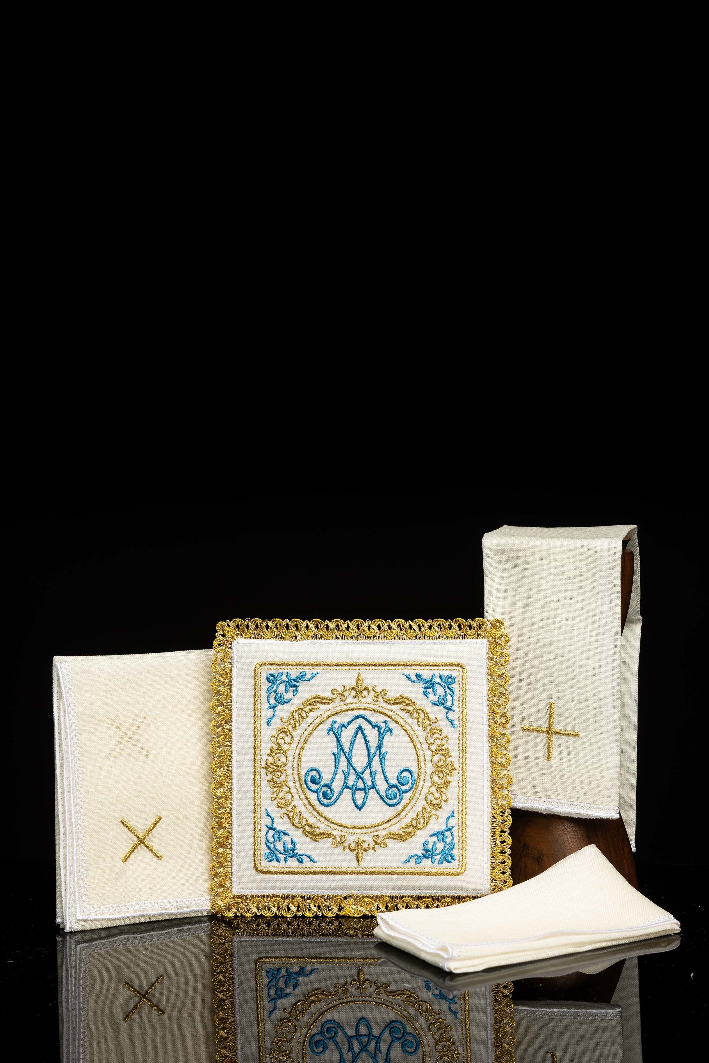 Marian altar linens set
