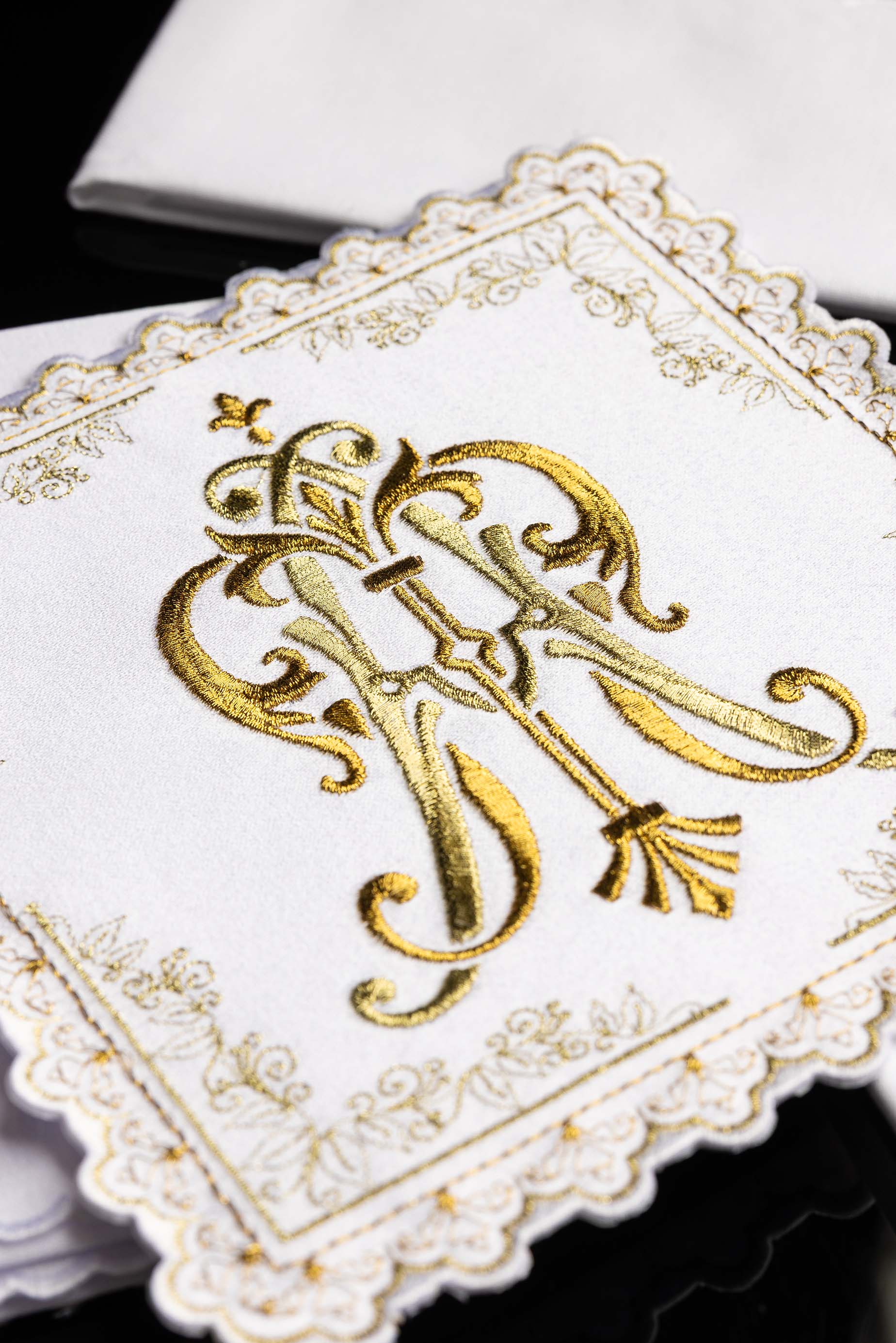 Liturgical chalice set with gold embroidered Marian motif - CHASUBLES.COM