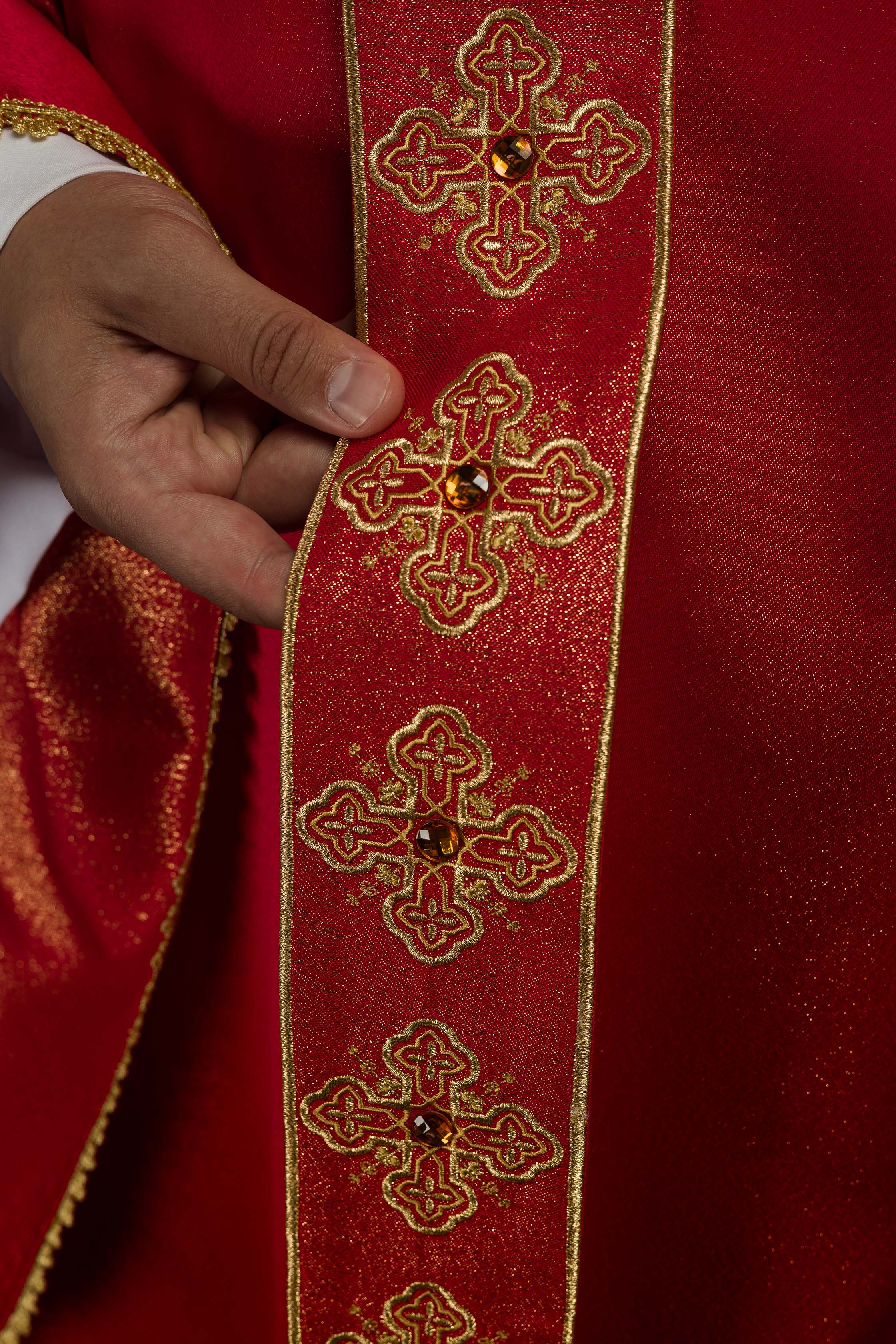 Red chasuble with decorative stones and embroidered collar - CHASUBLES.COM
