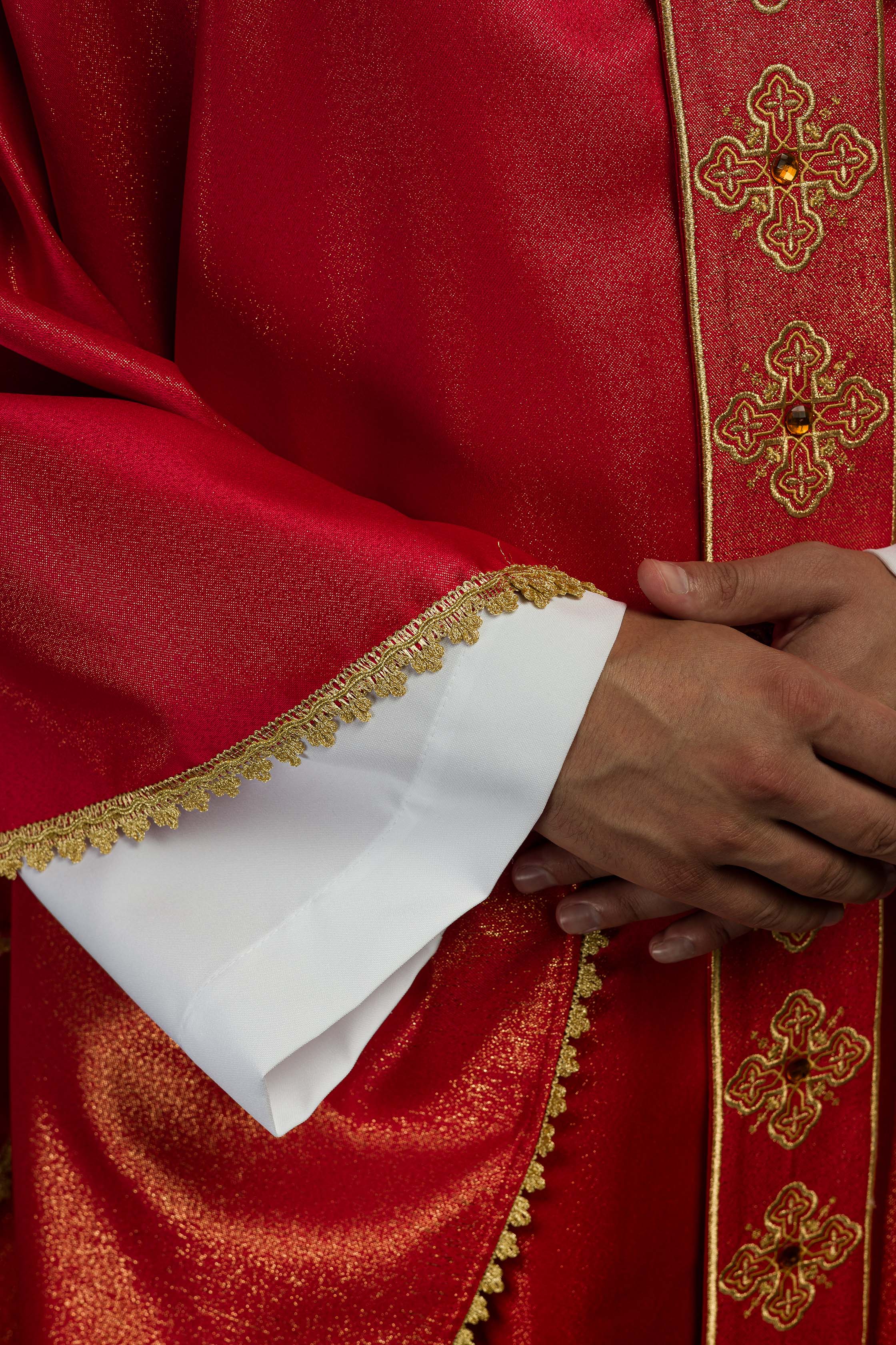 Red chasuble with decorative stones and embroidered collar - CHASUBLES.COM