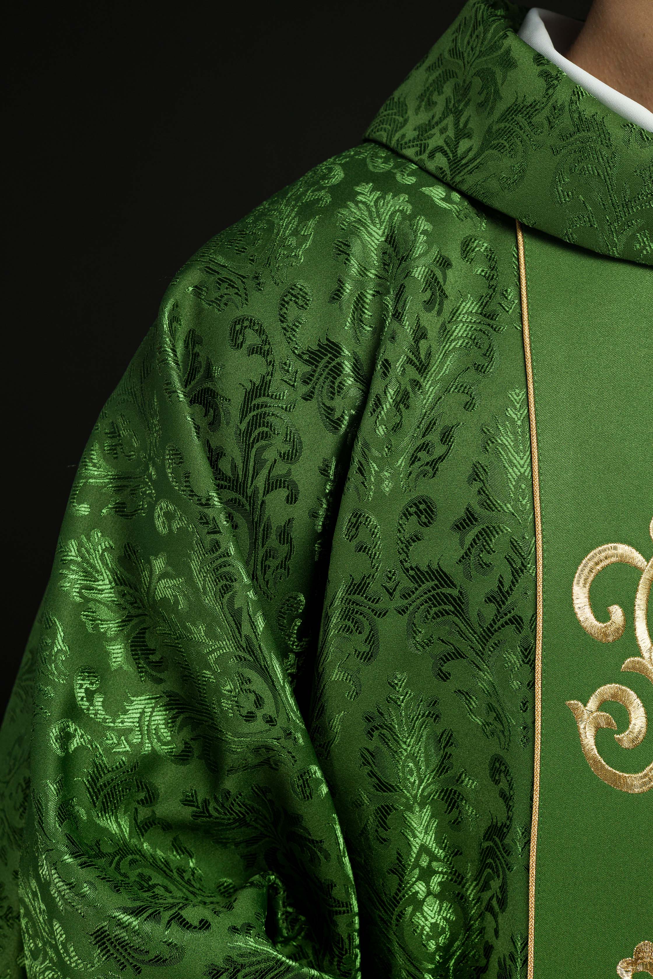 Green chasuble with JHS motif made of decorative texture - CHASUBLES.COM