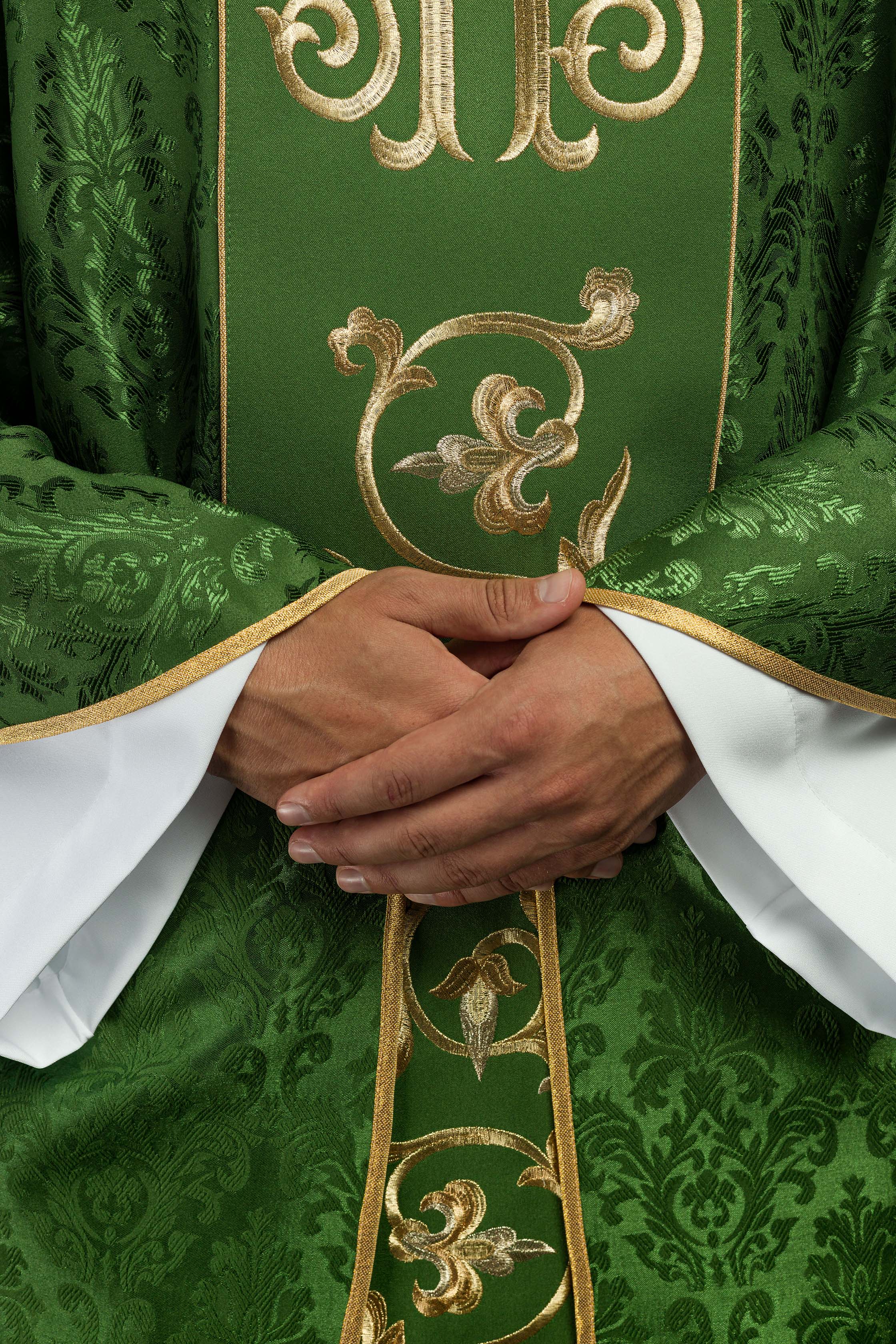 Green chasuble with JHS motif made of decorative texture - CHASUBLES.COM