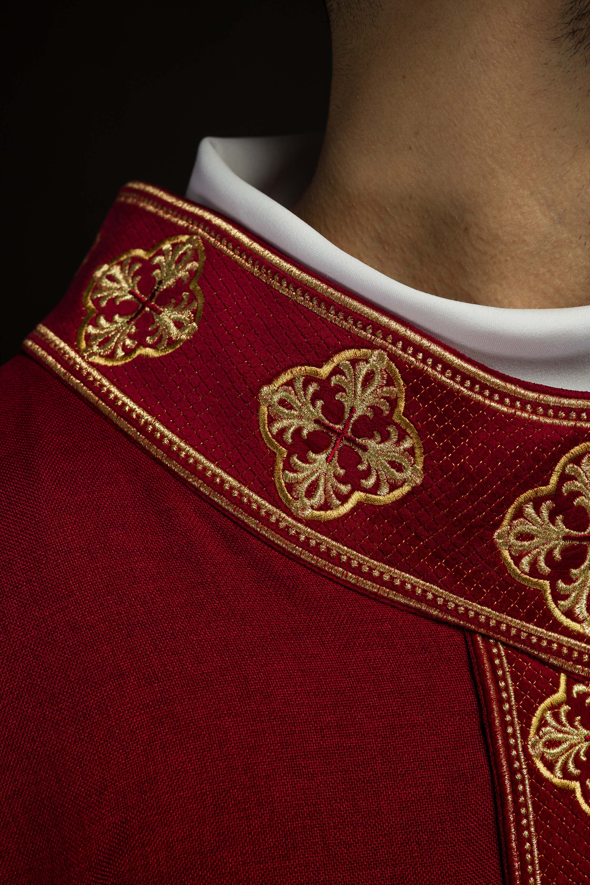 Chasuble in red with embroidered belt and crosses on the collar - CHASUBLES.COM