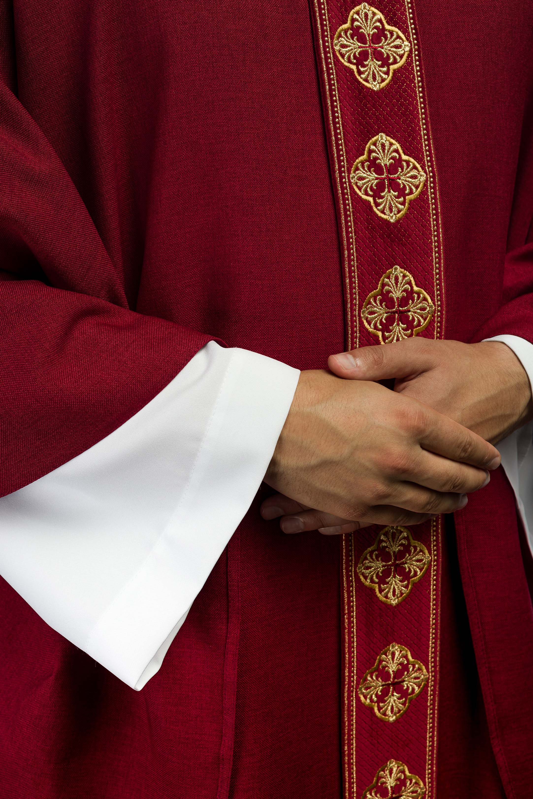Chasuble in red with embroidered belt and crosses on the collar - CHASUBLES.COM