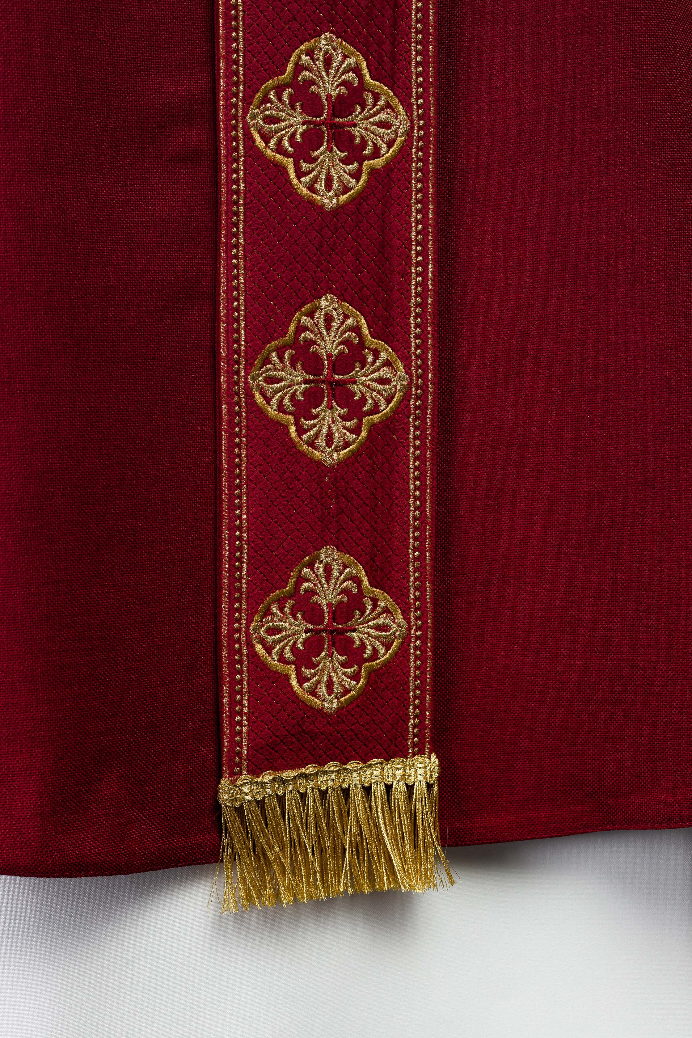 Chasuble in red with embroidered belt and crosses on the collar - CHASUBLES.COM