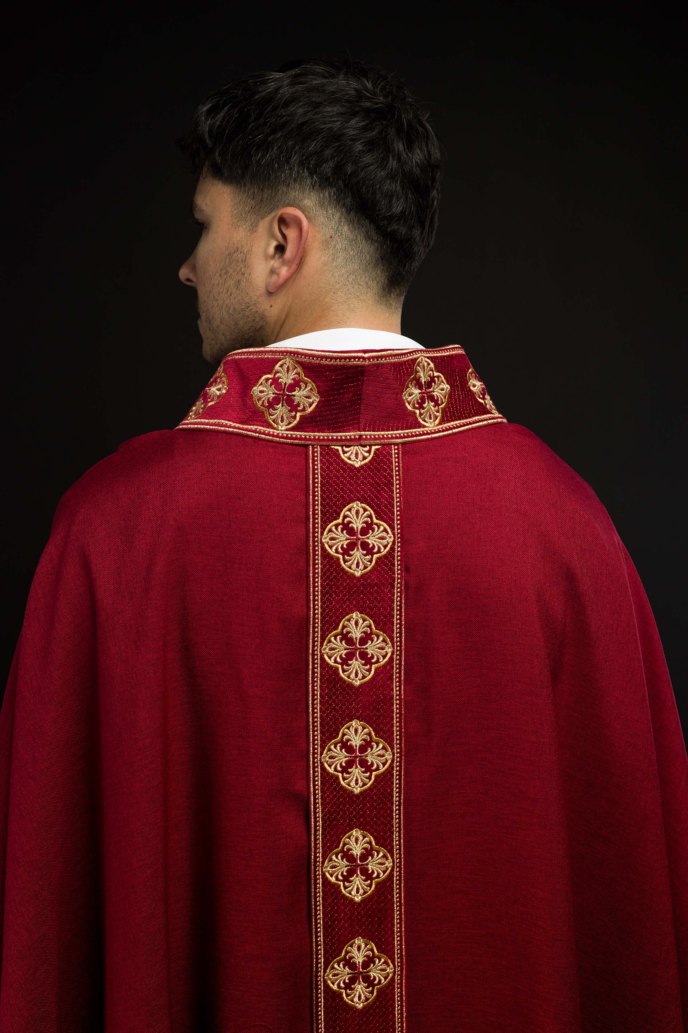 Chasuble in red with embroidered belt and crosses on the collar - CHASUBLES.COM