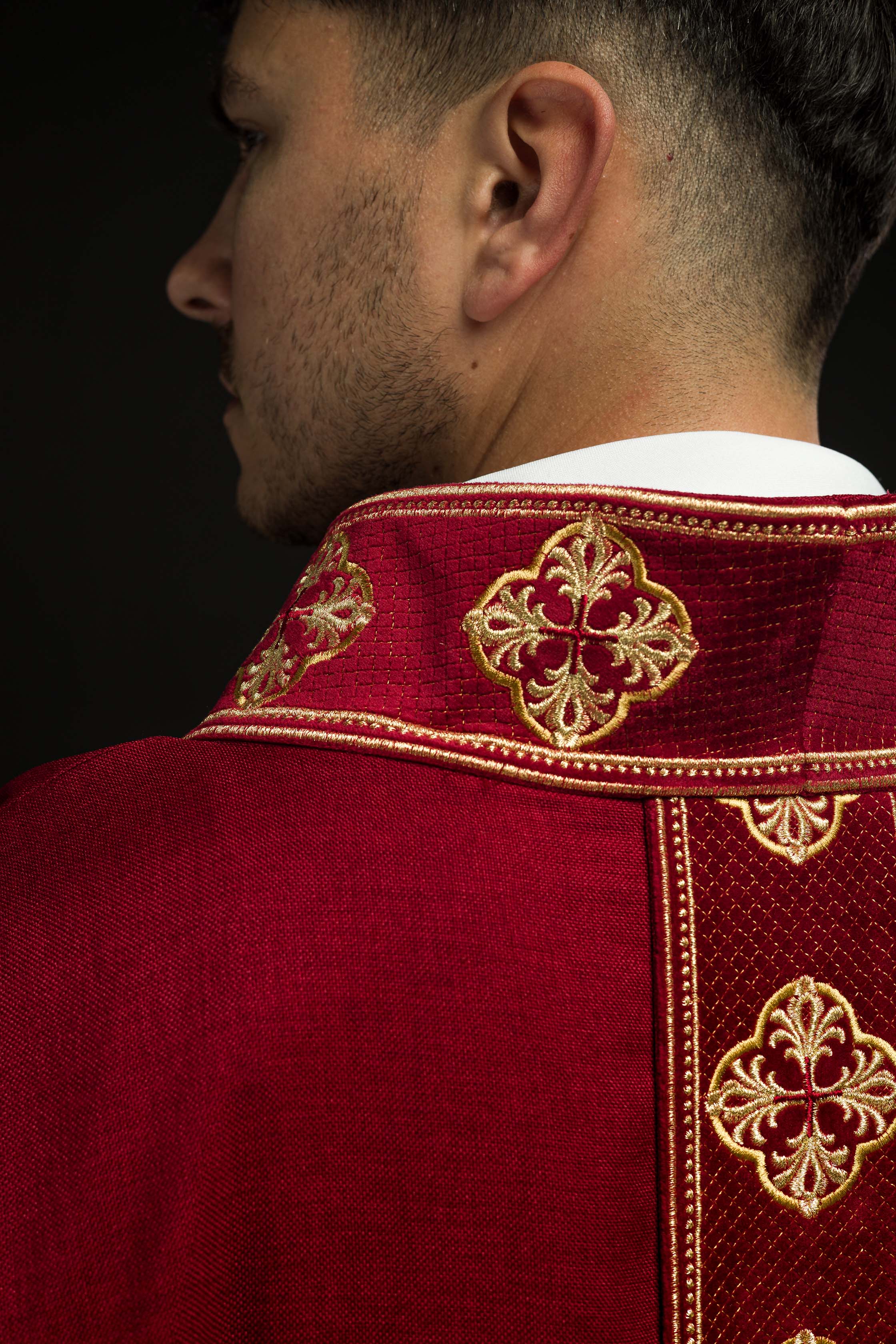 Chasuble in red with embroidered belt and crosses on the collar - CHASUBLES.COM