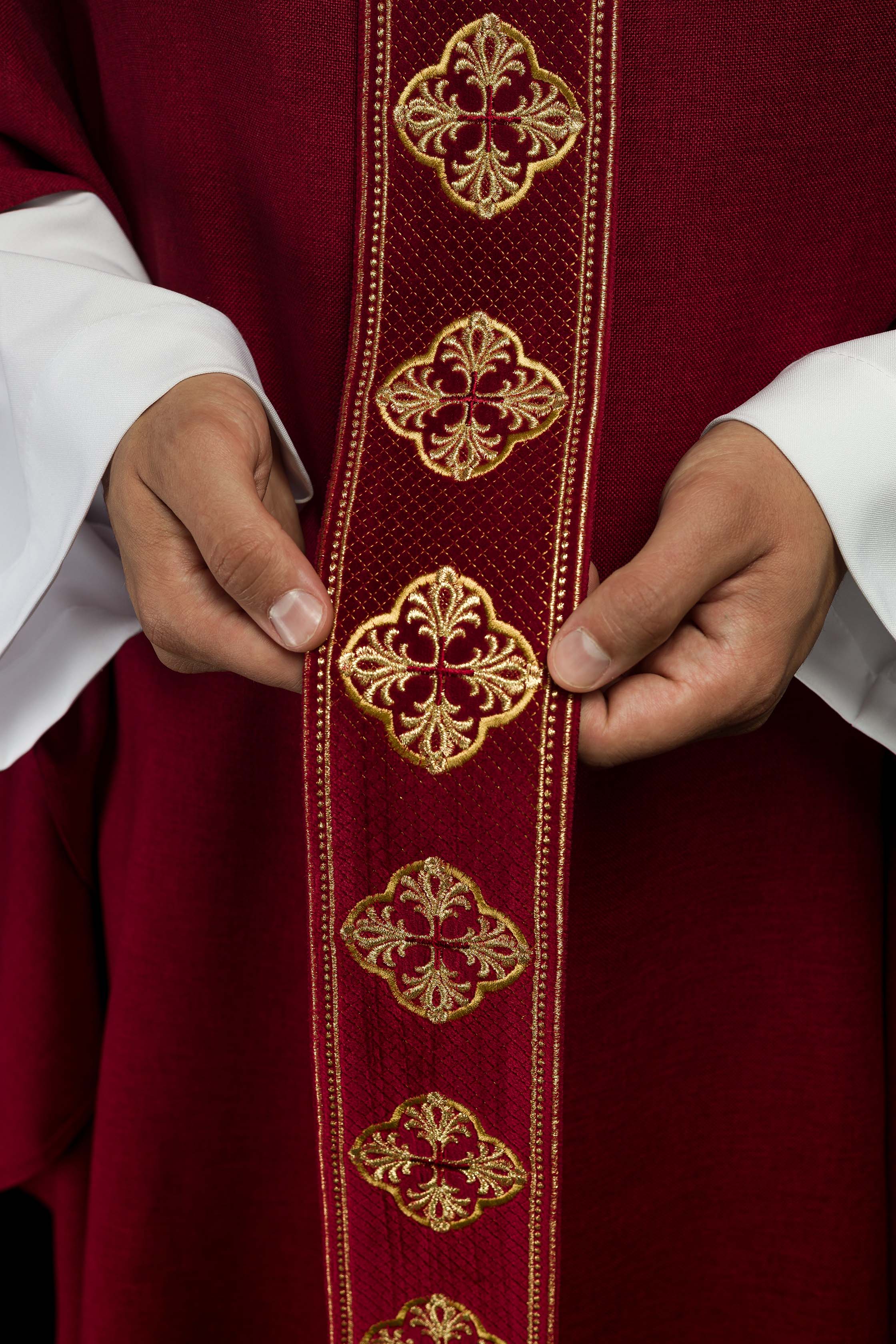 Chasuble in red with embroidered belt and crosses on the collar - CHASUBLES.COM