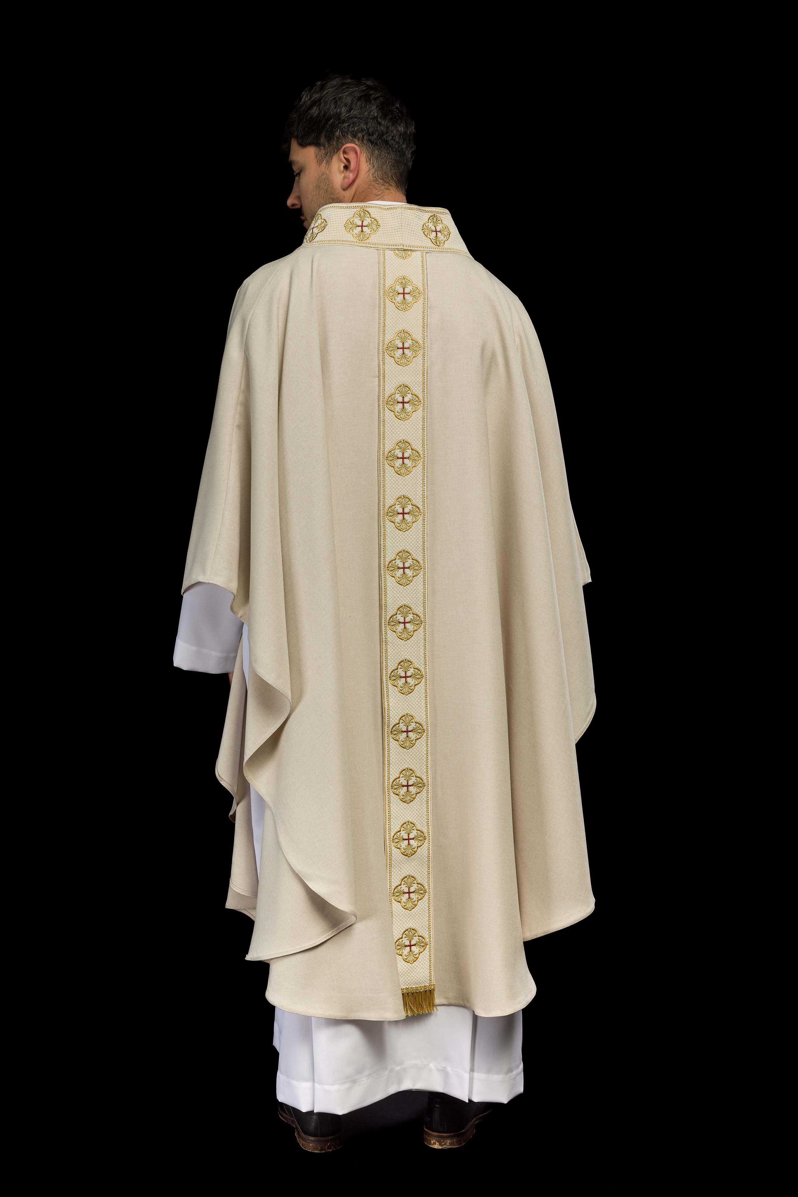 Chasuble in ecru color with embroidered belt and collar in crosses - CHASUBLES.COM