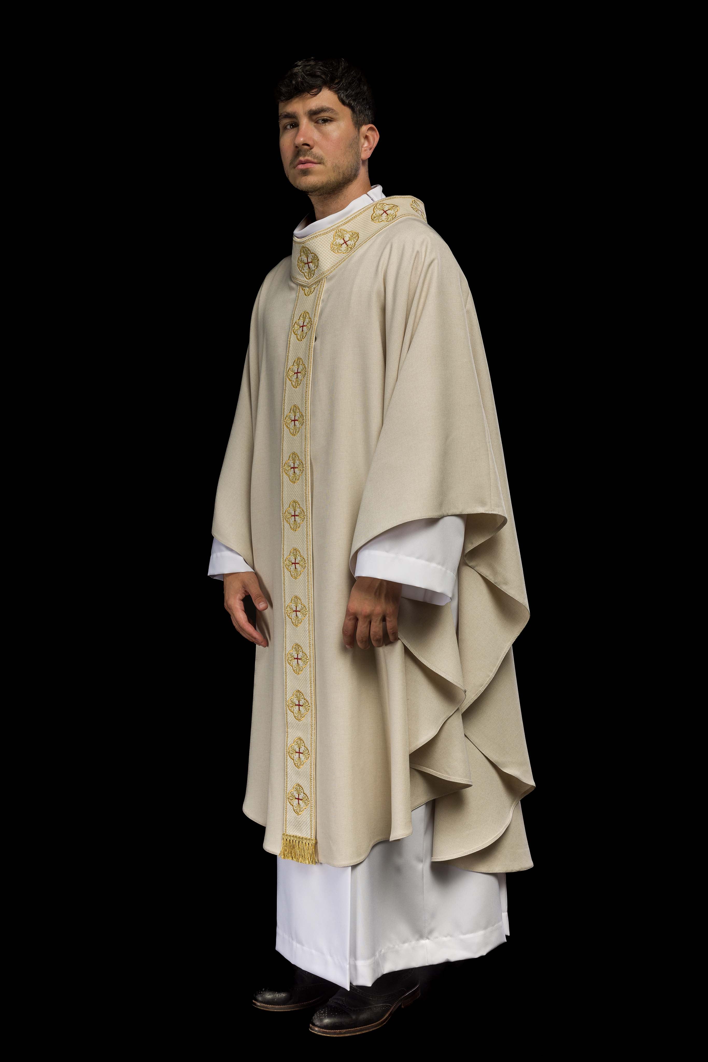 Chasuble in ecru color with embroidered belt and collar in crosses - CHASUBLES.COM
