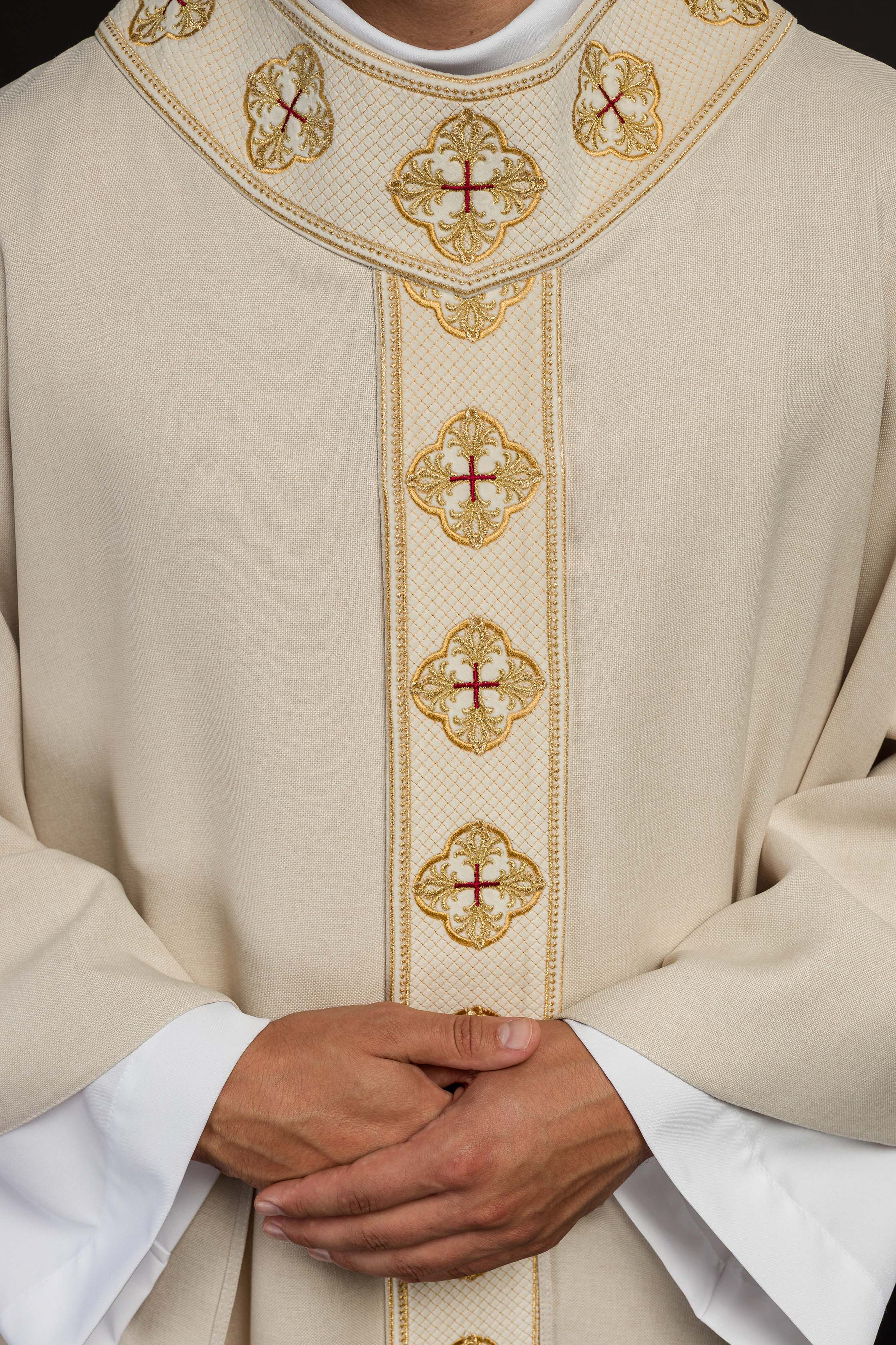 Chasuble in ecru color with embroidered belt and collar in crosses - CHASUBLES.COM