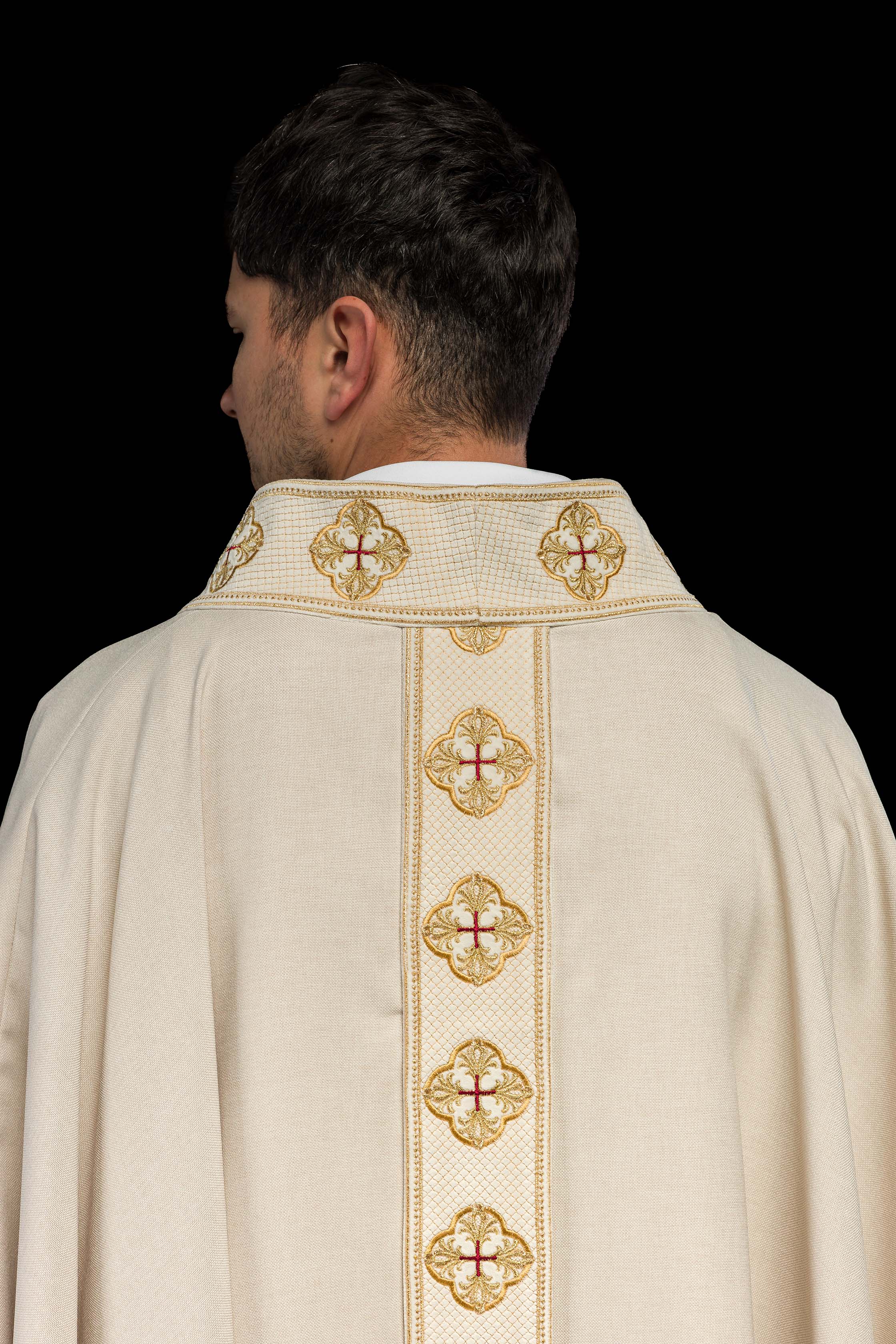 Chasuble in ecru color with embroidered belt and collar in crosses - CHASUBLES.COM