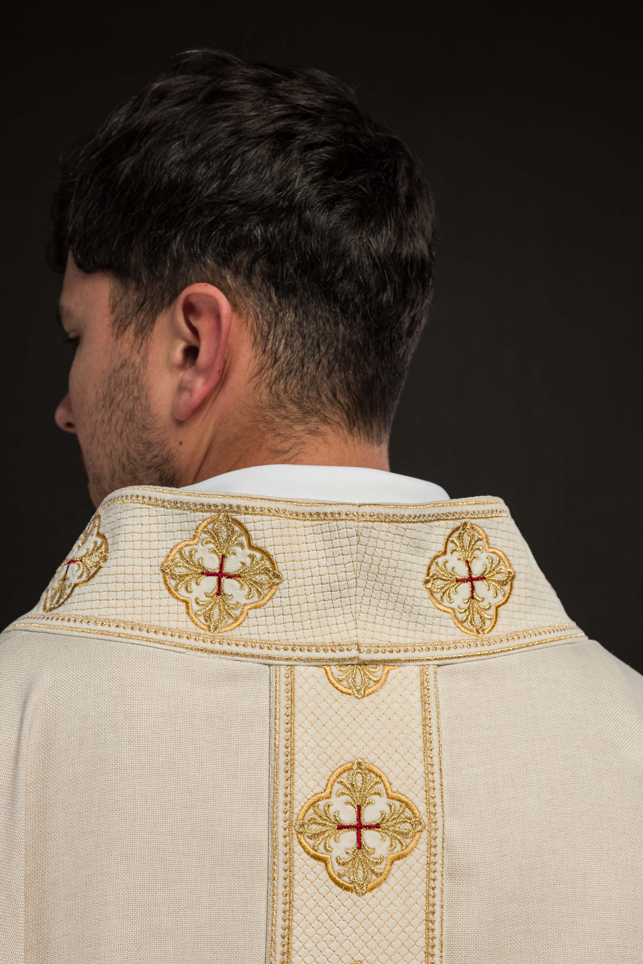 Chasuble in ecru color with embroidered belt and collar in crosses - CHASUBLES.COM