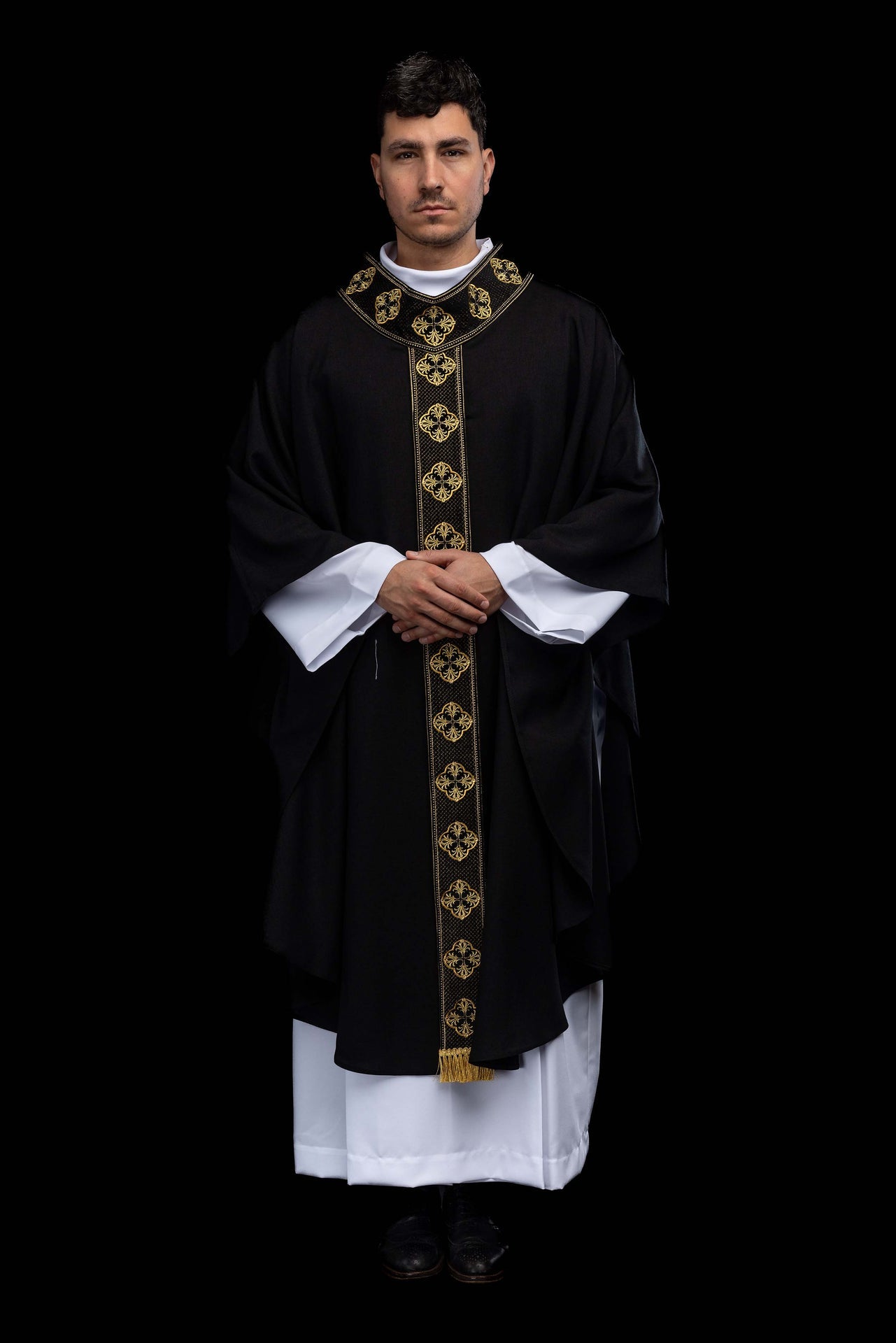 Ornat w kolorze czarnym z haftowanym pasem i kołnierzem w krzyże - CHASUBLES.COM