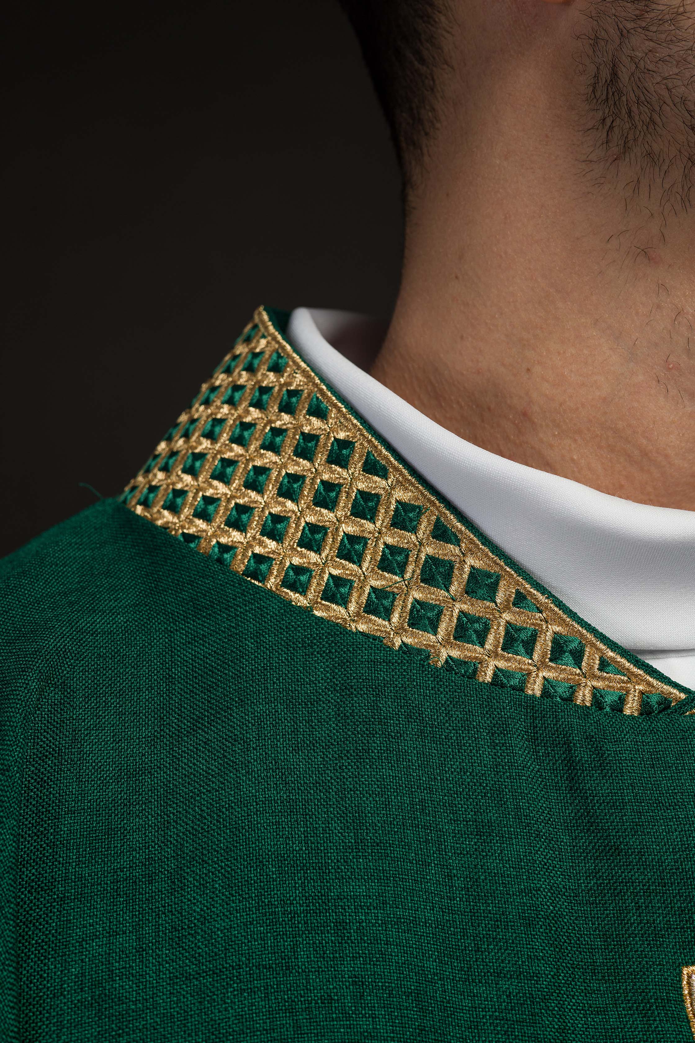 Green chasuble with embroidered gold crosses and collar - CHASUBLES.COM