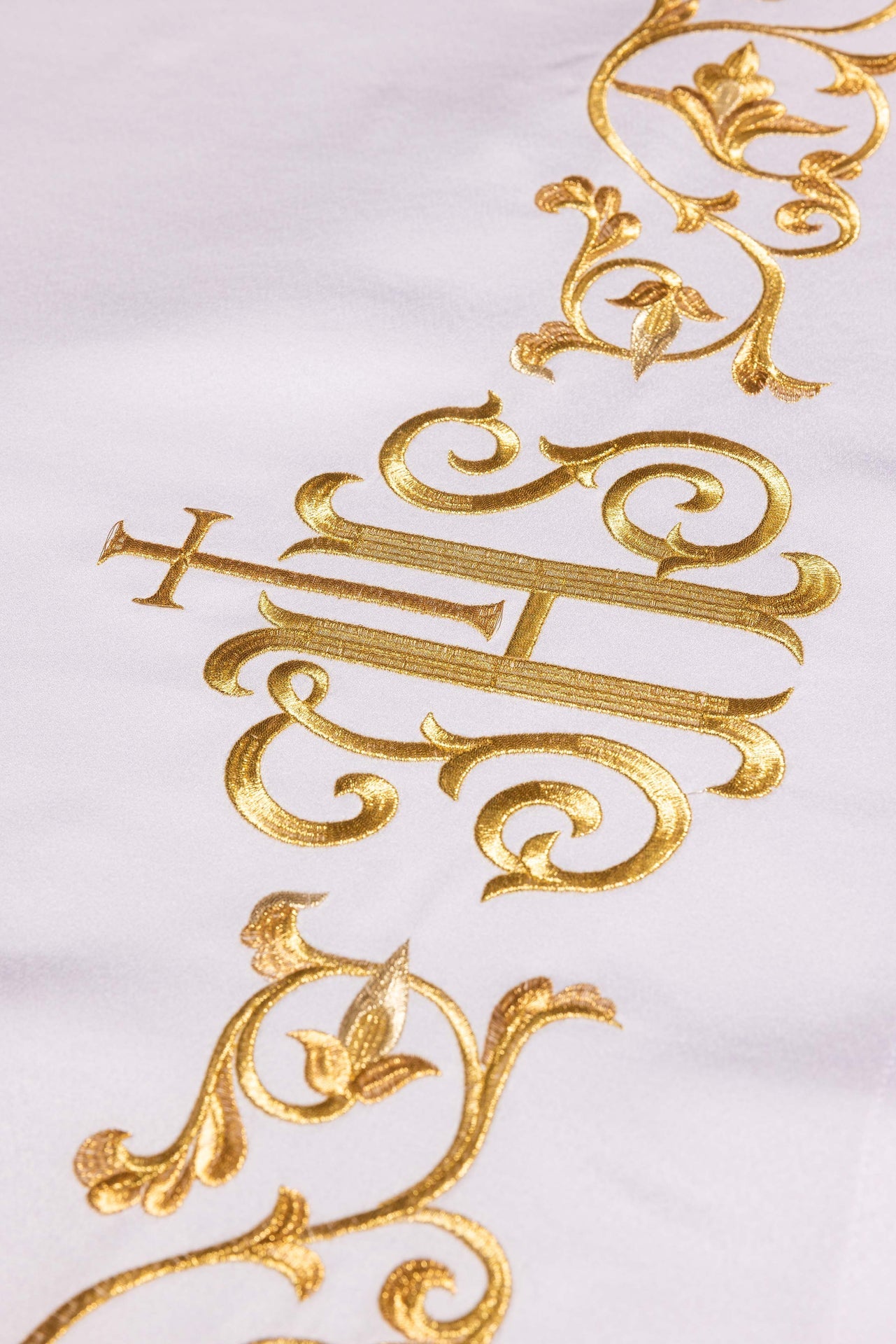 Altar cloth with an embroidered IHS symbol - CHASUBLES.COM